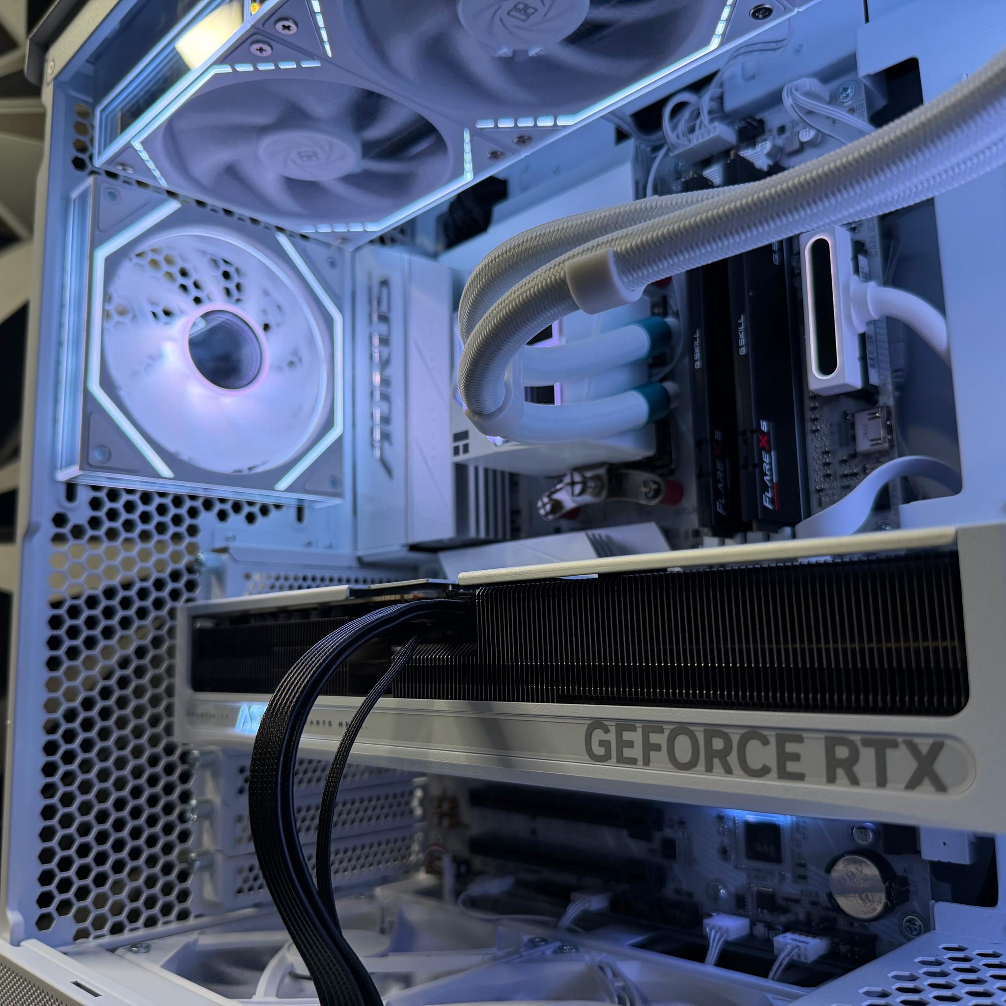 ❄️🤍 WHITEOUT PROTOCOL 🤍❄️Ryzen 9 7900X| RTX 5070| 32 GB DDR5| 2.5 TB NVMe| 850W PSU