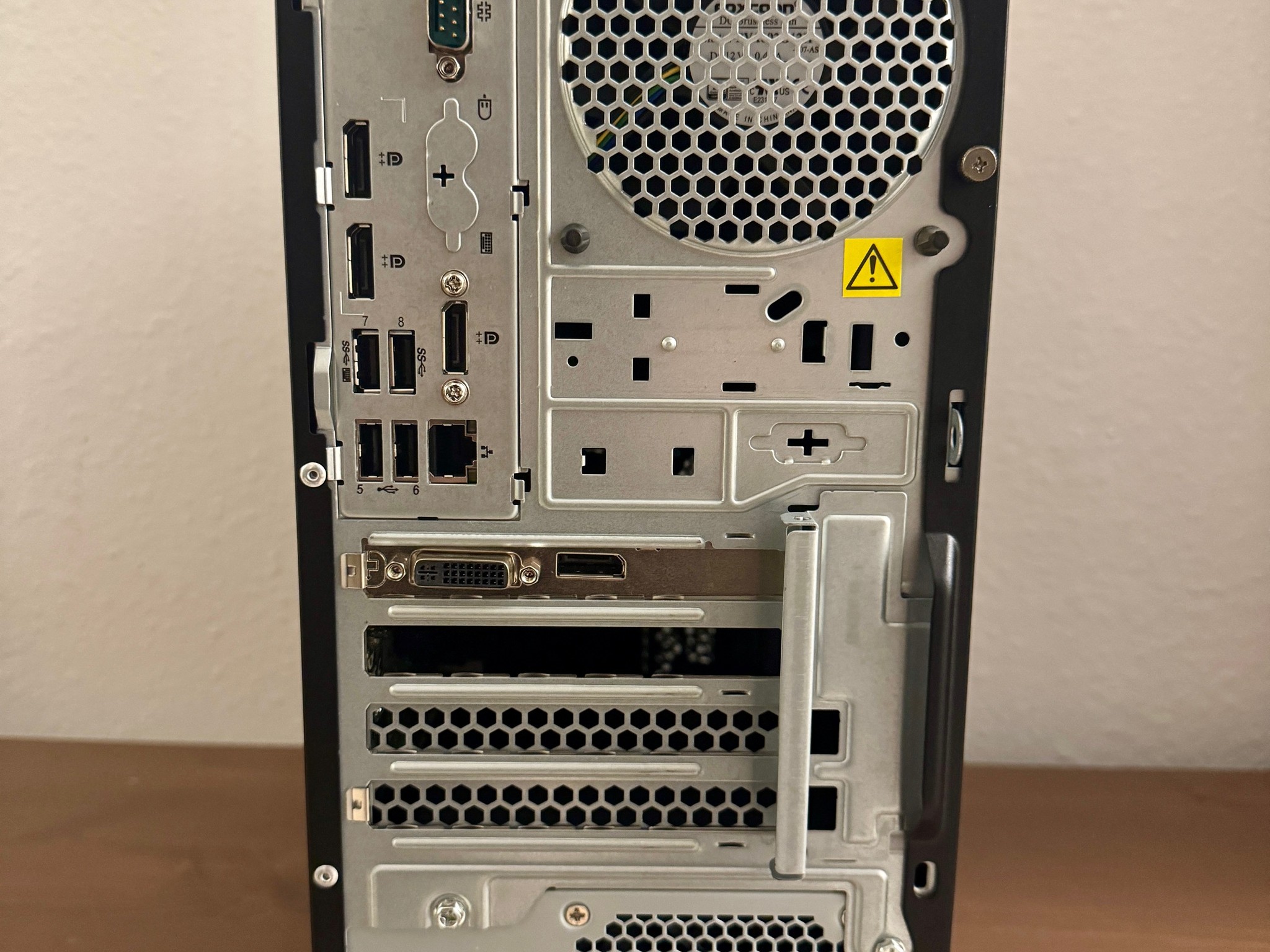 Lenovo ThinkStation P330 – i7-9700 | 16 GB RAM | 256 GB NVMe + 500 GB HDD | Windows 11 Pro