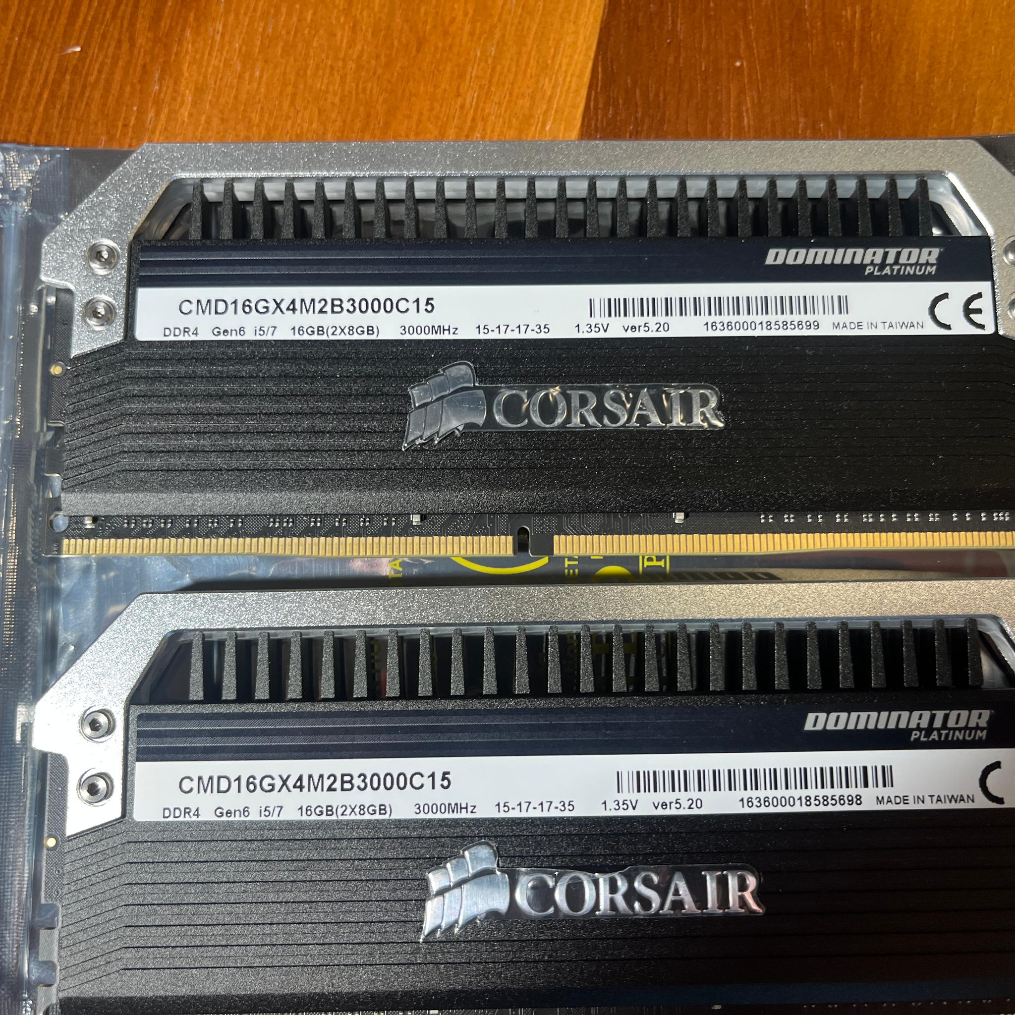 Corsair Dominator Platinum DDR4 16GB (2x8GB) 3000 MHz CMD16GX4M2B3000C15