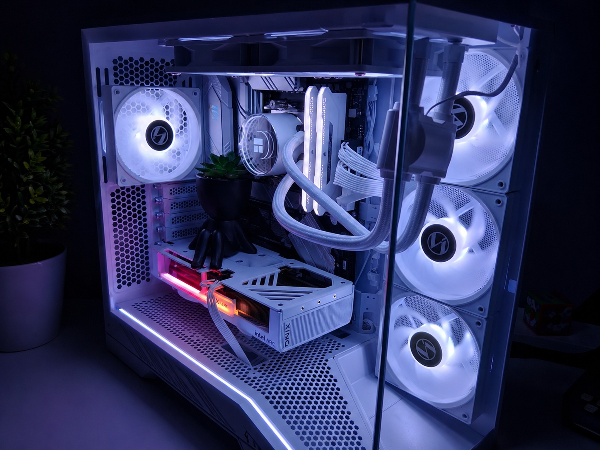 White Phantom RGB Gaming Pc