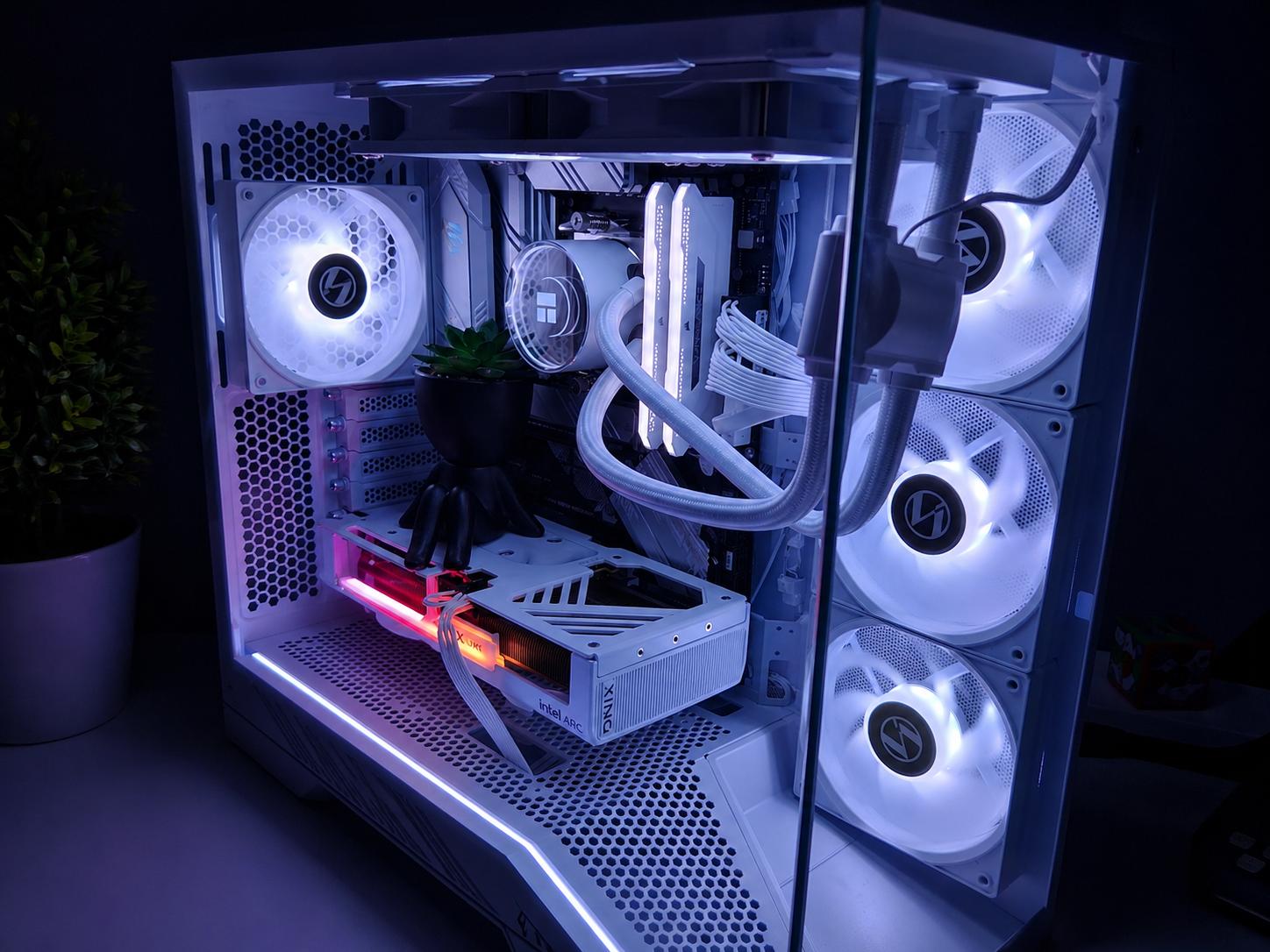 White Phantom RGB Gaming Pc