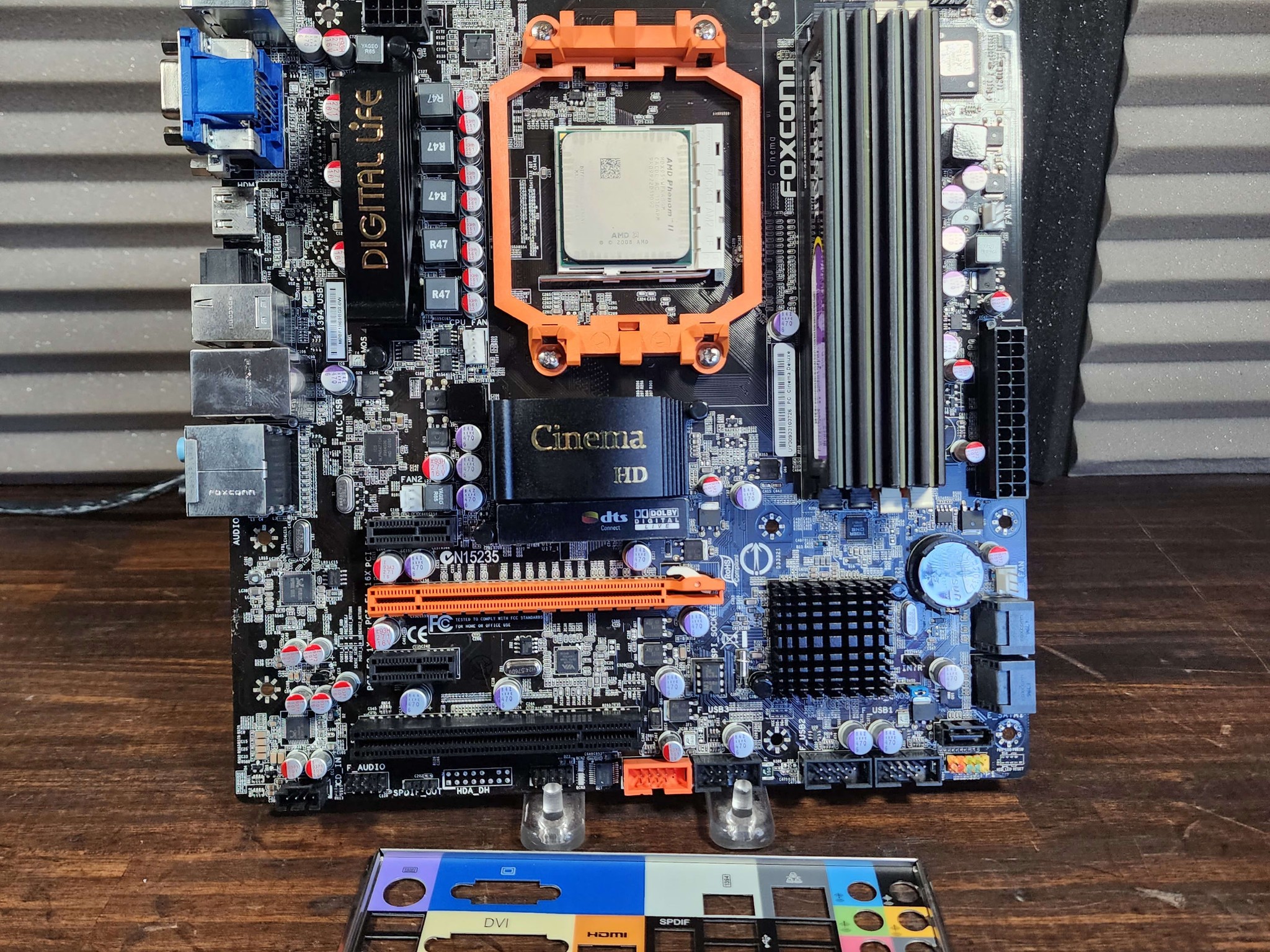 Foxconn Cinema II Deluxe AM3 // AMD Phenom II 4-Cores 3.20GHz // Corsair XMS2 4x2GB 8GB 800MHz 