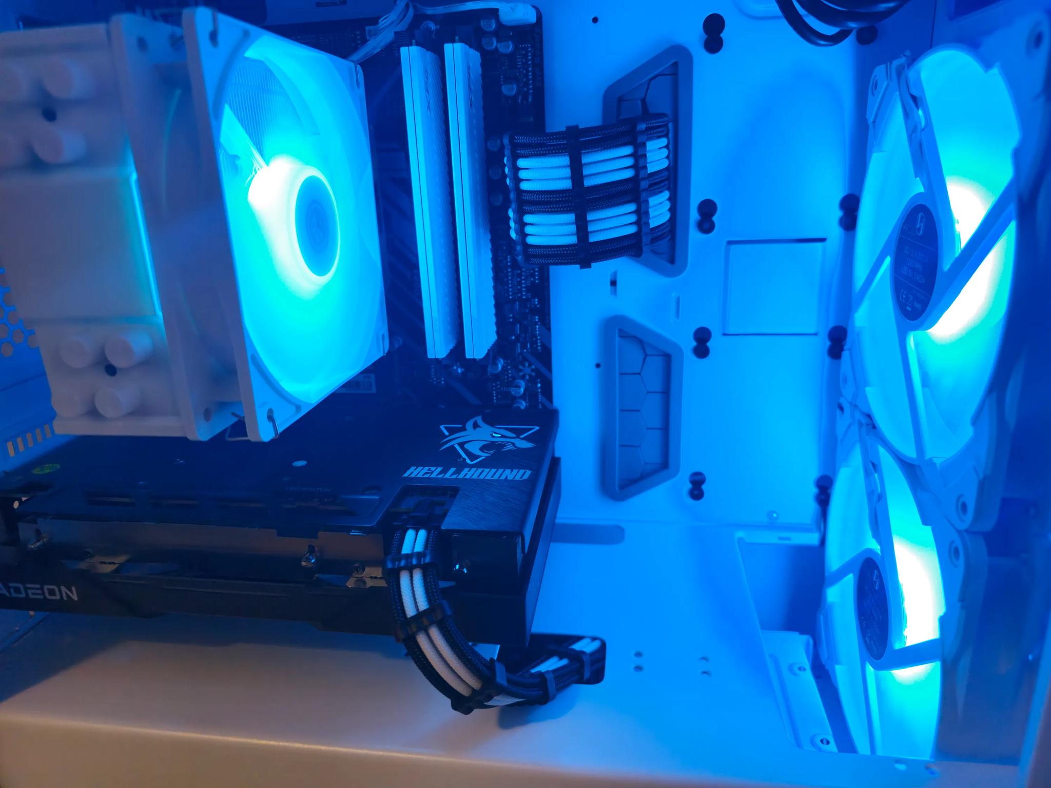 Frosty Mini Mesh Ryzen 5 5600X / 16GB DDR4/1TB SSD / RX6600 8GB