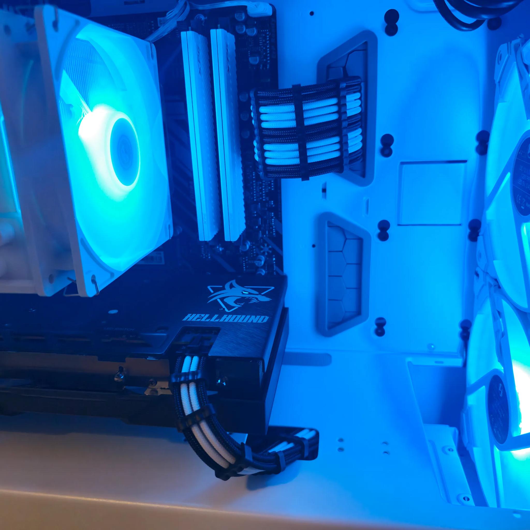 Frosty Mini Mesh Ryzen 5 5600X / 16GB DDR4/1TB SSD / RX6600 8GB
