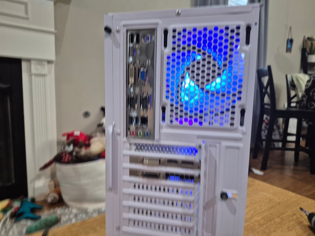 80 FPS Fortnite | i5-4590 , 16GB RAM, 256GB SSD, 500GB HDD, R9 270
