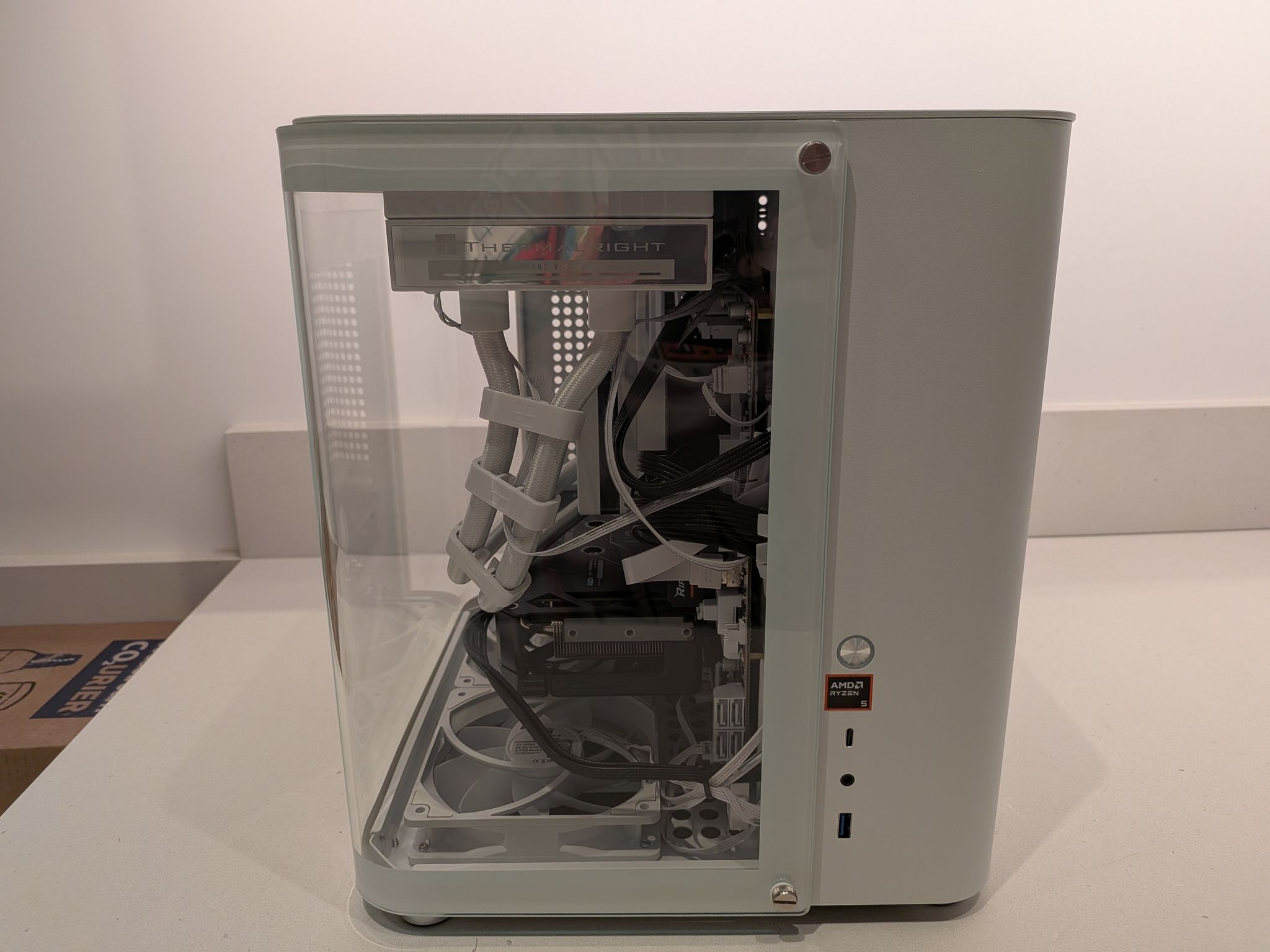 Bomb Devil AMD - RX 9060 XT 16GB, Ryzen 5 9600X, 32 GB DDR5 RAM, 2 TB Gen 5 NVME, RGB, Liquid Cooled