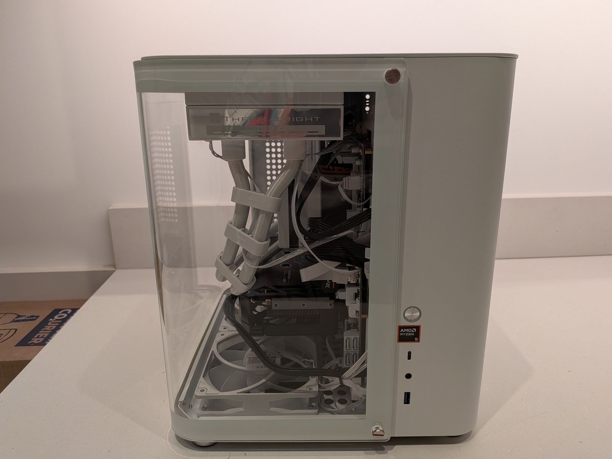 Bomb Devil AMD - RX 9060 XT 16GB, Ryzen 5 9600X, 32 GB DDR5 RAM, 2 TB Gen 5 NVME, RGB, Liquid Cooled
