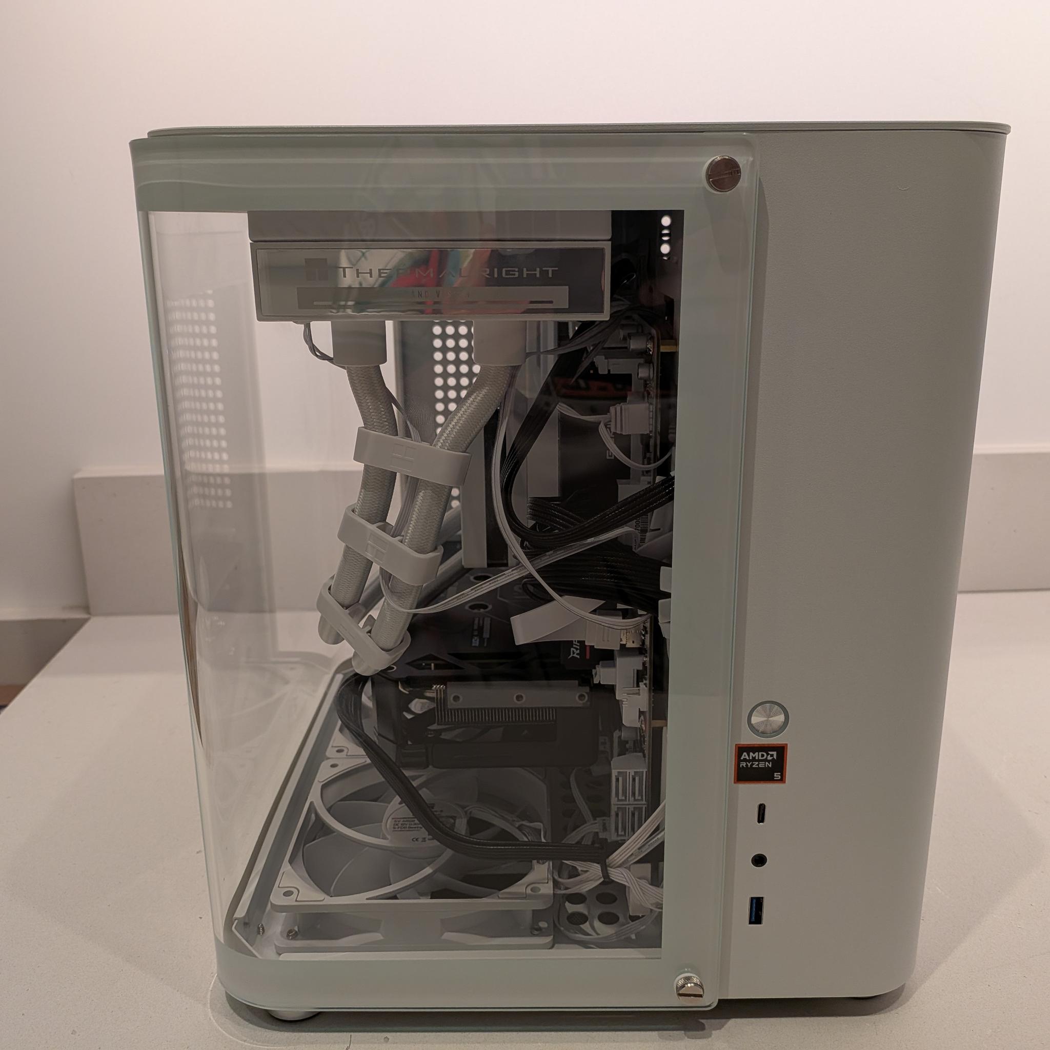 Bomb Devil AMD - RX 9060 XT 16GB, Ryzen 5 9600X, 32 GB DDR5 RAM, 2 TB Gen 5 NVME, RGB, Liquid Cooled