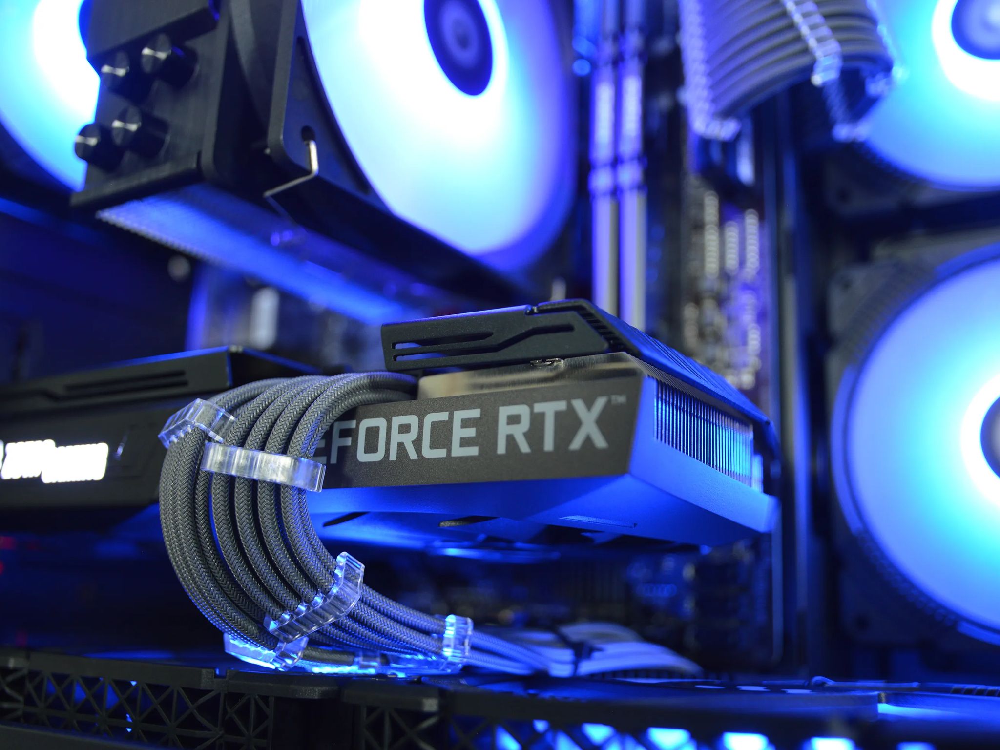 🧊🧊| RTX 3070 8GB| RYZEN 7 3700X | 32 GB DDR4 RAM | 1TB NVME SSD | Ice Box |