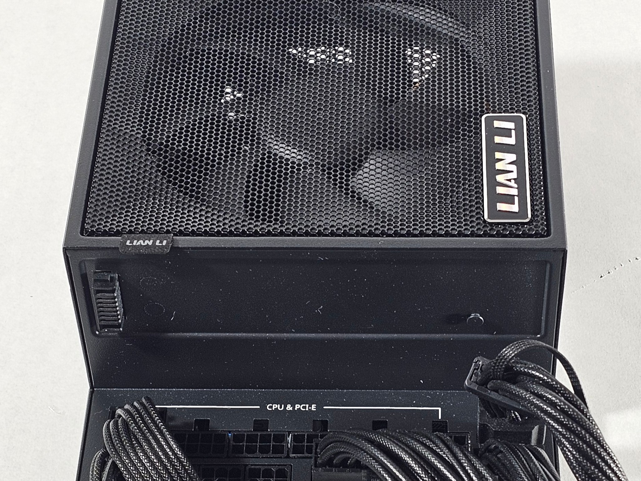 LIAN LI EG1000G 1000W Gold Power Supply