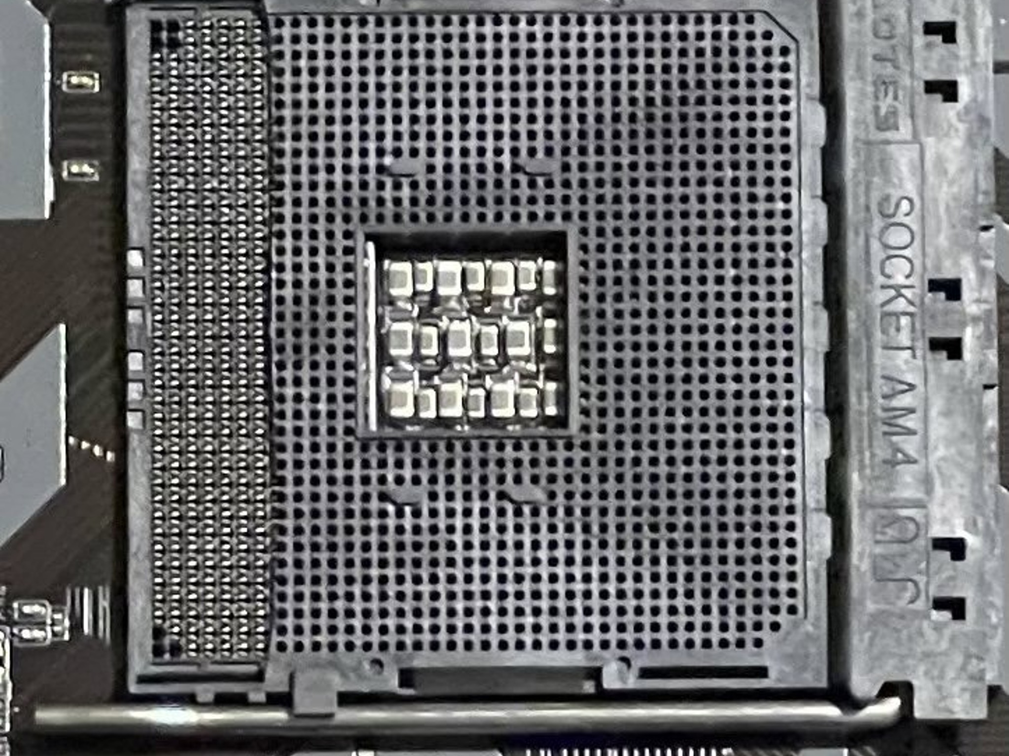 Used, Gigabyte B450 DS3H AM4, broken socket cover