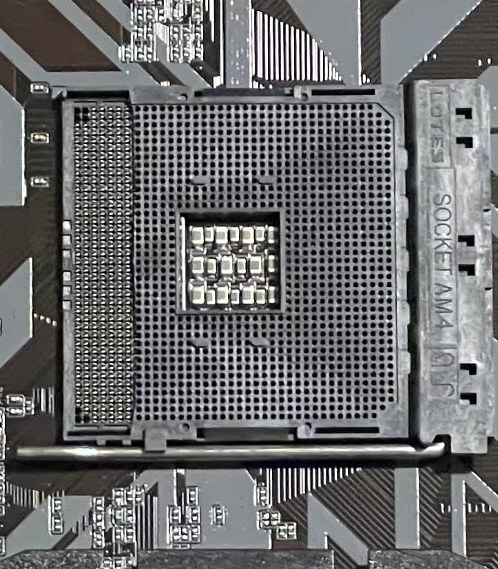 Used, Gigabyte B450 DS3H AM4, broken socket cover