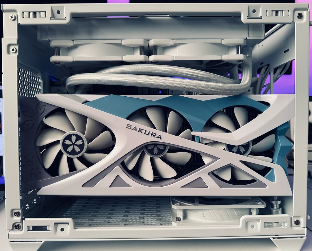 SAKURA RX 7800XT 16 GB | AMD 7600X3D | SFX MINI ITX BUILD