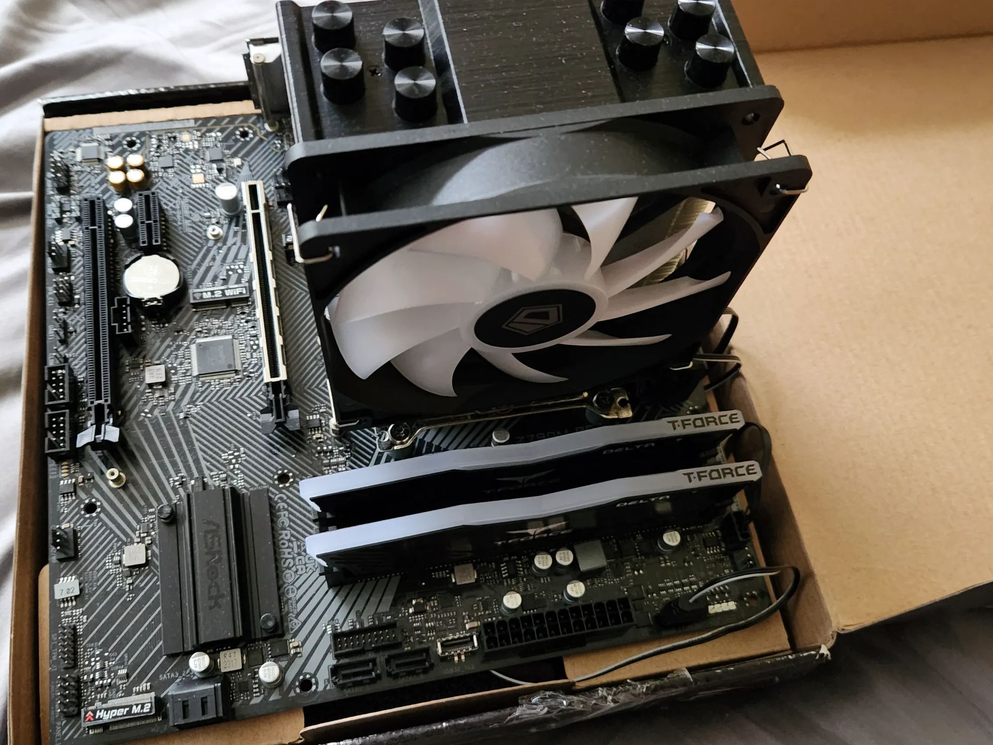 I5-12400F Asrock Z790M PG Lightning/D4 16 GB Teamforce DDR4-3000