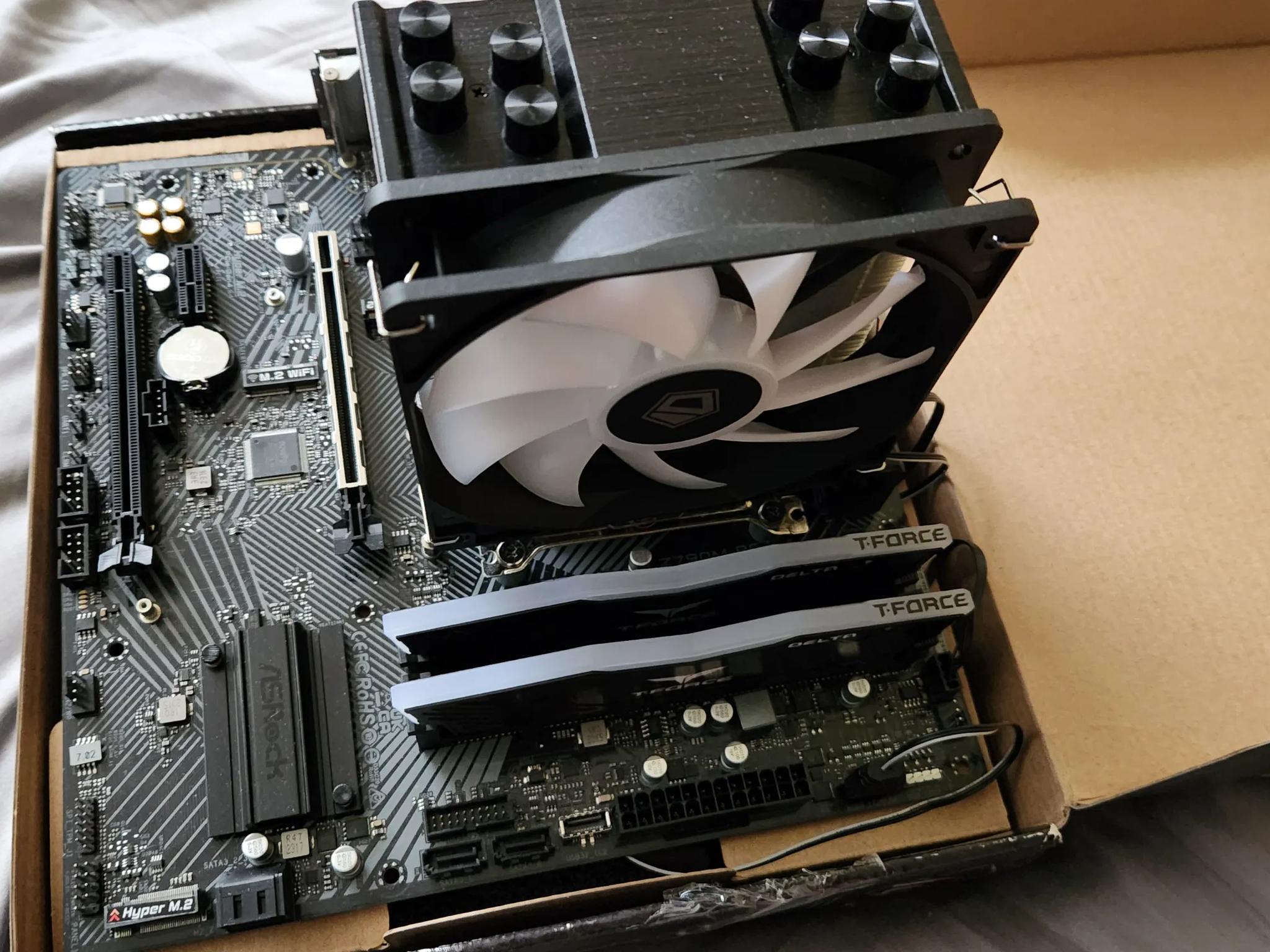 I5-12400F Asrock Z790M PG Lightning/D4 16 GB Teamforce DDR4-3000