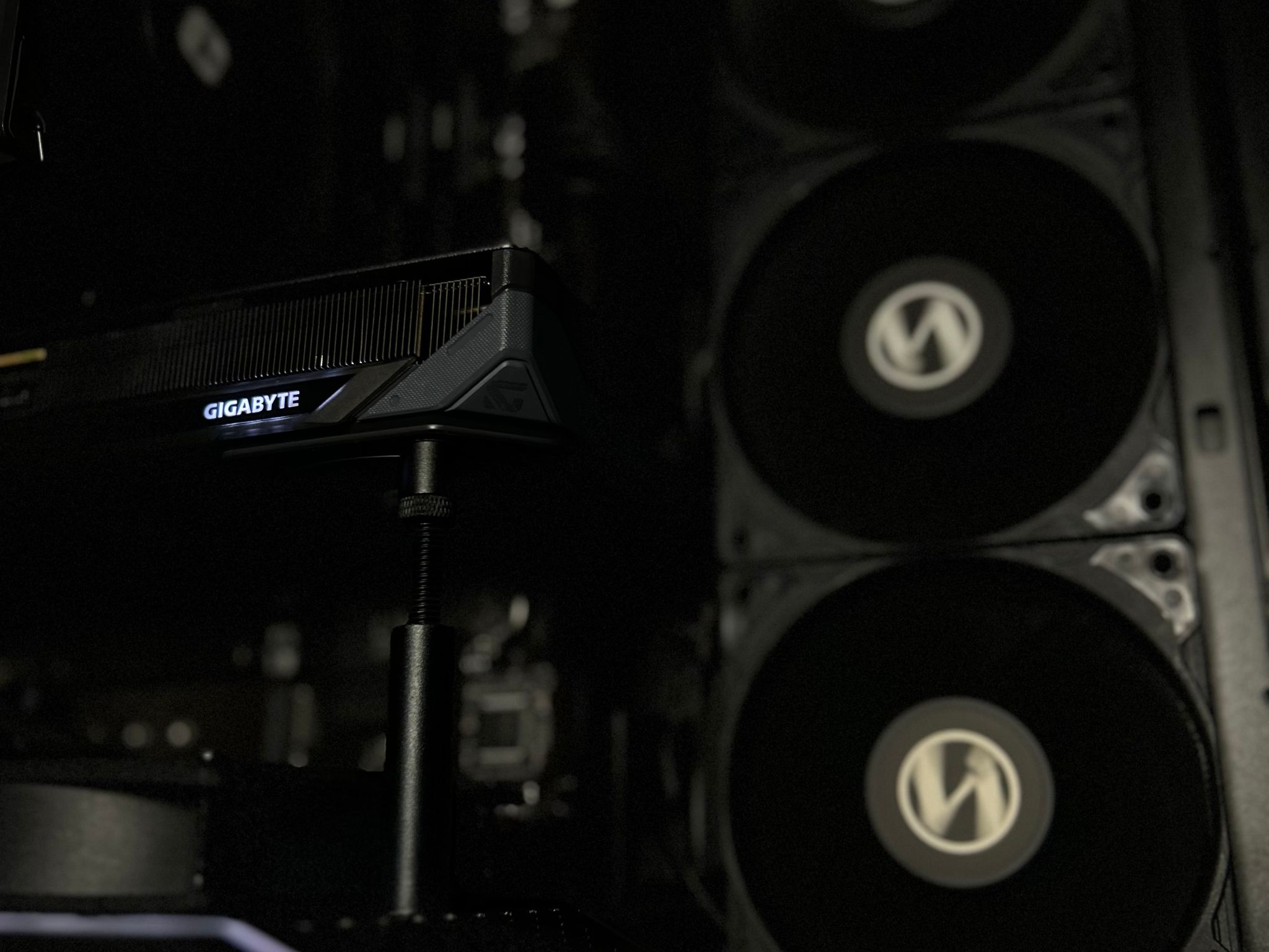 BLACKOUT🦇🖤 GAMING PC | RTX 5060 OC | RYZEN 5 5600X | 32GB DDR4 3200MT/s | 1TB SSD NVMe | WIFI & BT