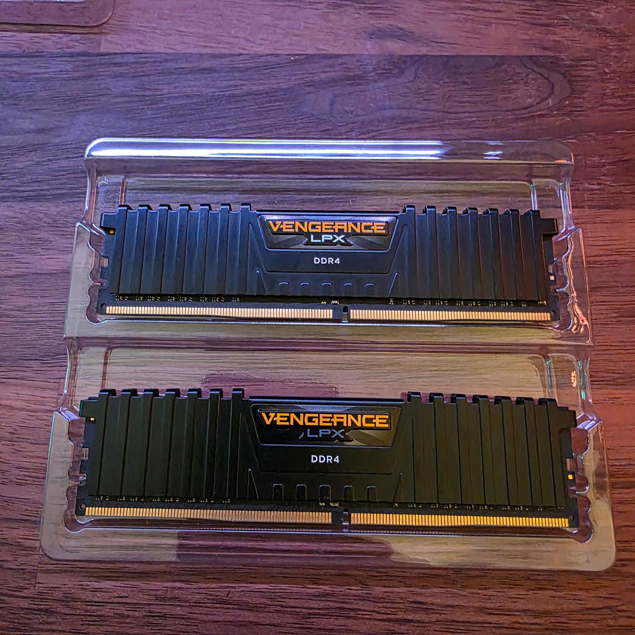 CORSAIR 16 GB (2×8) DDR4 RAM