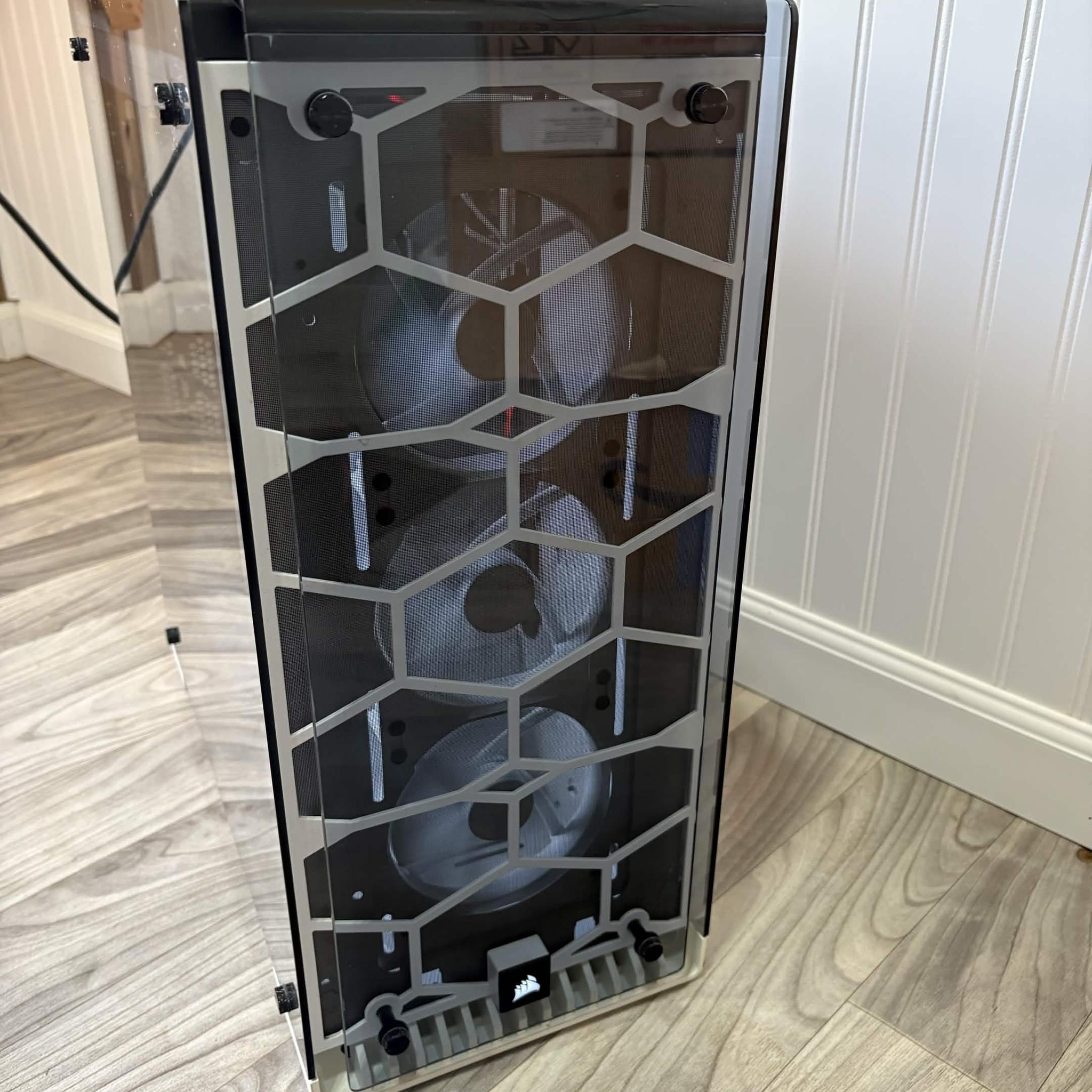 White Gaming Computer - Ryzen 7 - GTX 980