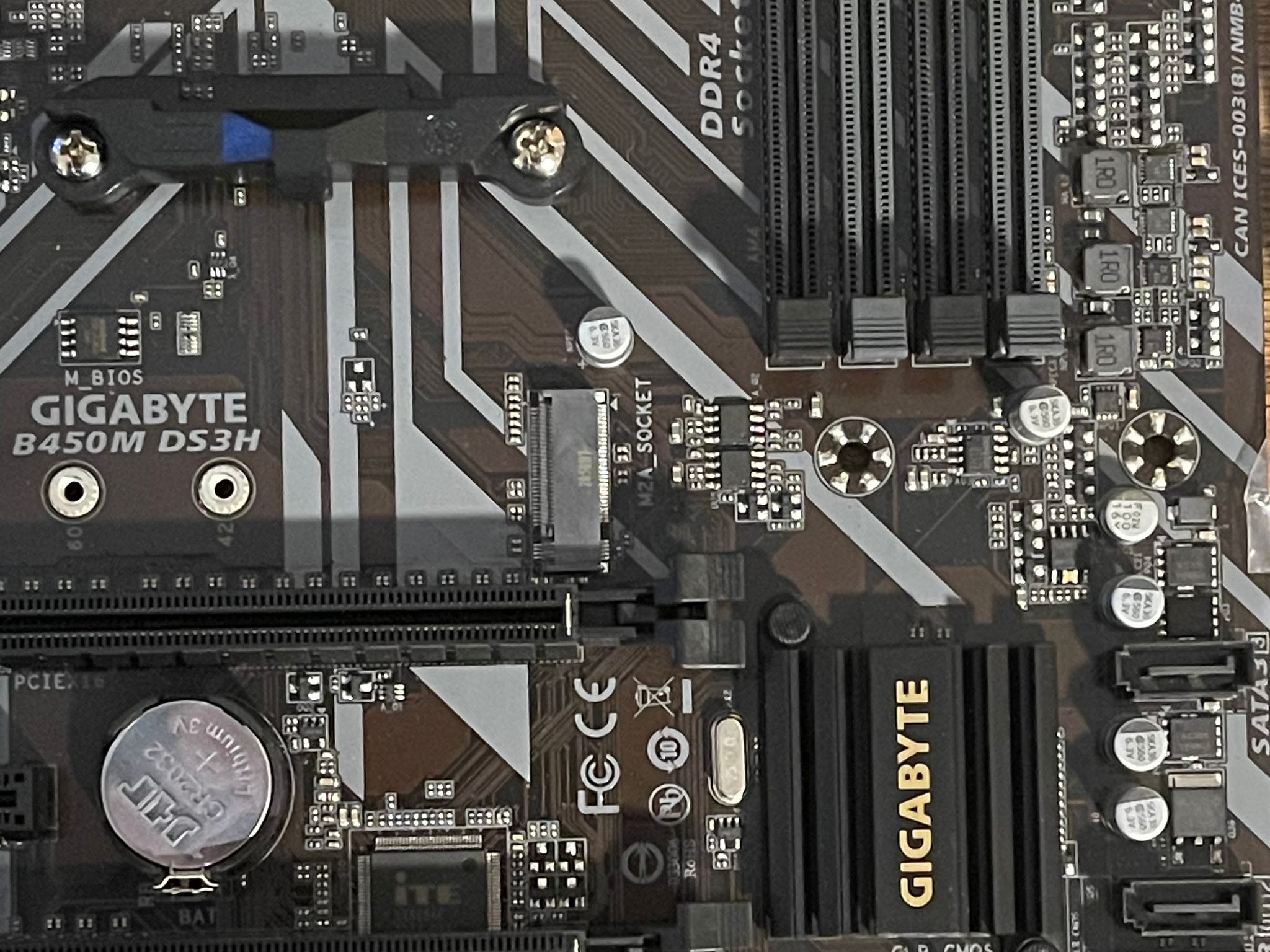 Used, Gigabyte B450 DS3H AM4, broken socket cover