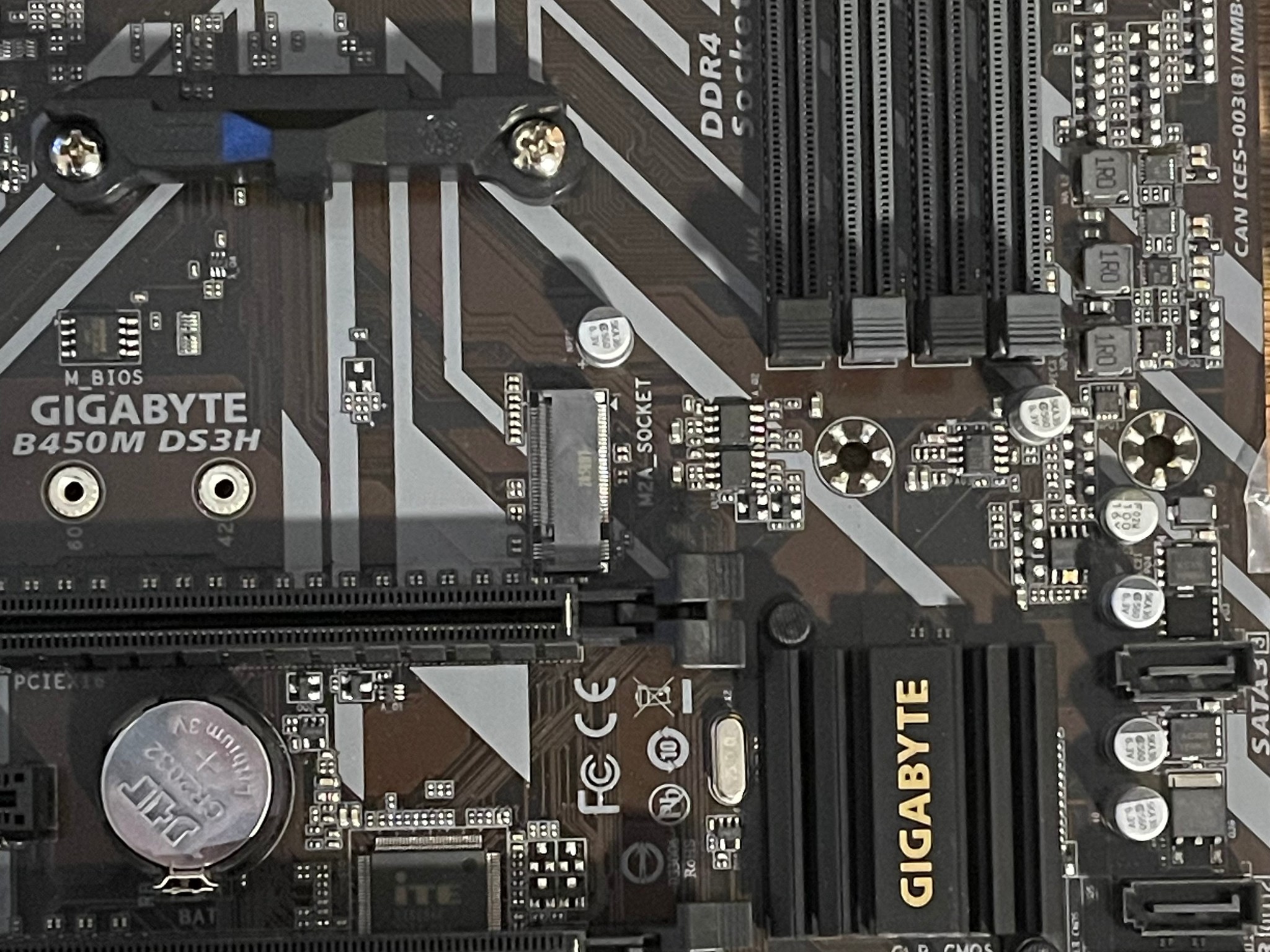 Used, Gigabyte B450 DS3H AM4, broken socket cover