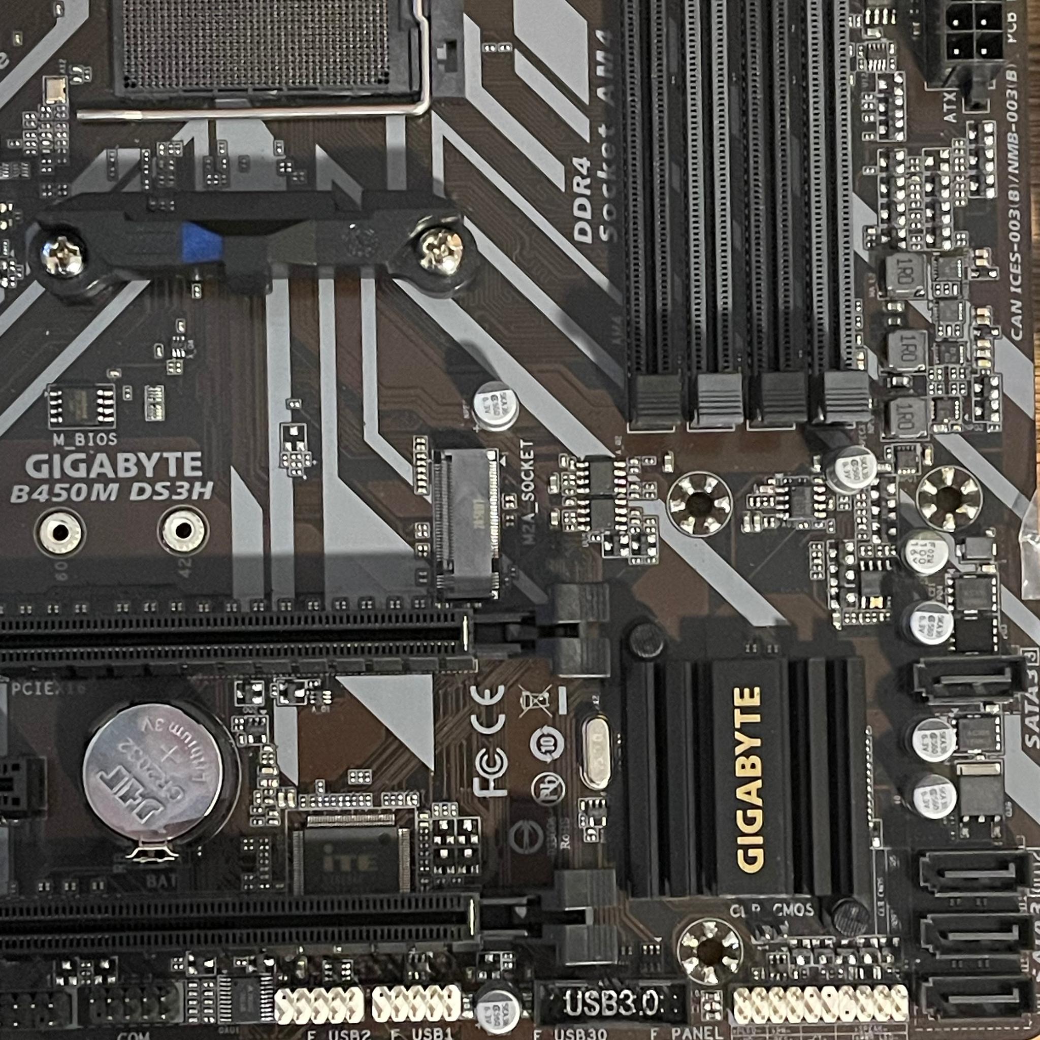 Used, Gigabyte B450 DS3H AM4, broken socket cover