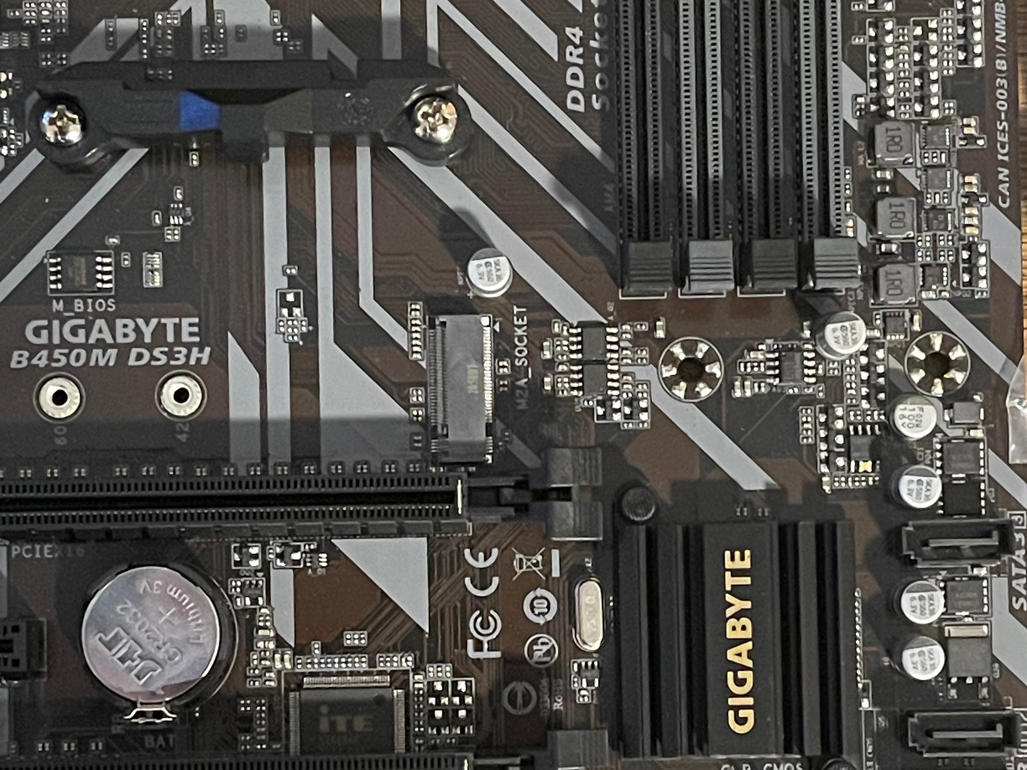 Used, Gigabyte B450 DS3H AM4, broken socket cover