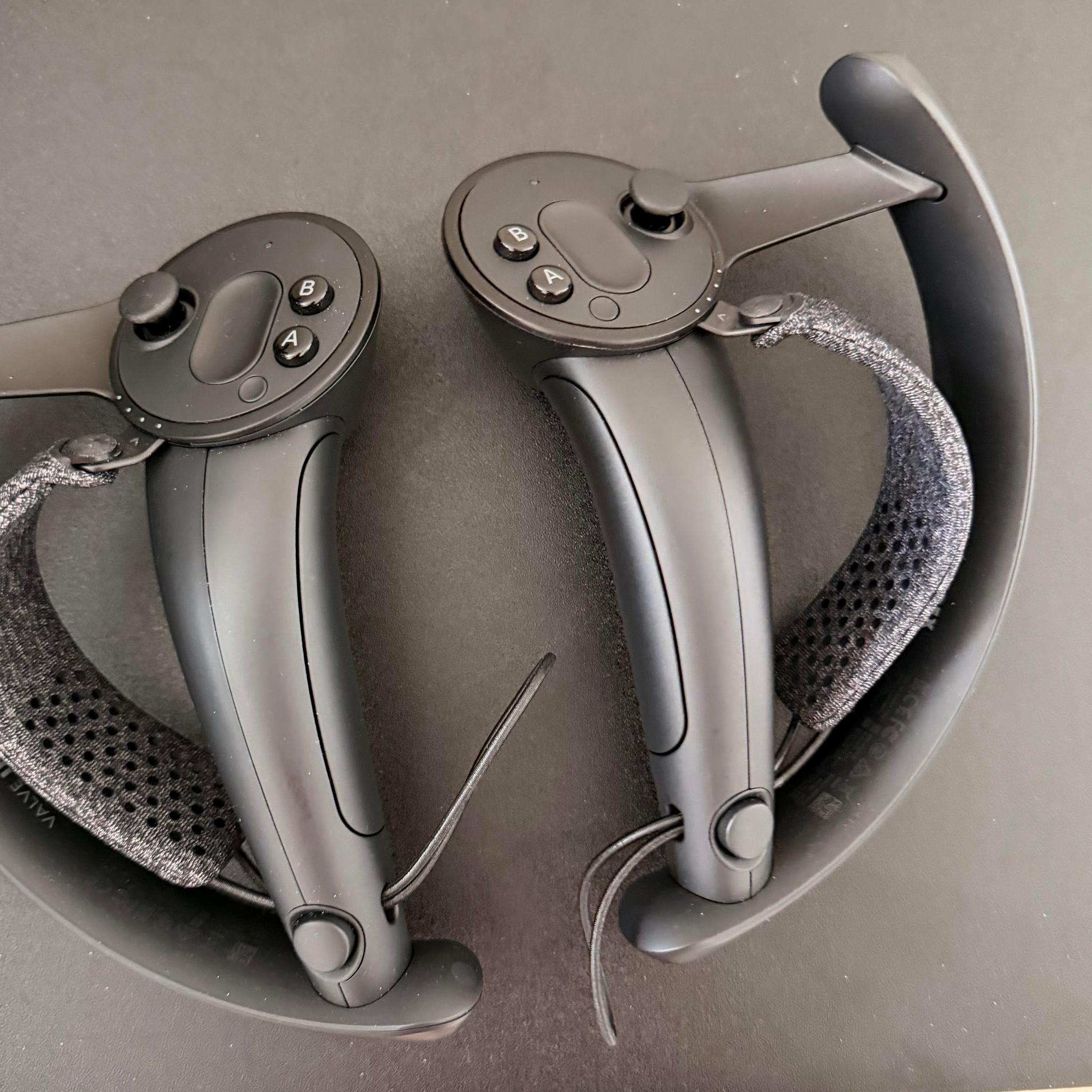 BSB 2 VRC Edition With Eye Tracking, Audio headstrap, 2 basetation 2.0, Valve Index controllers