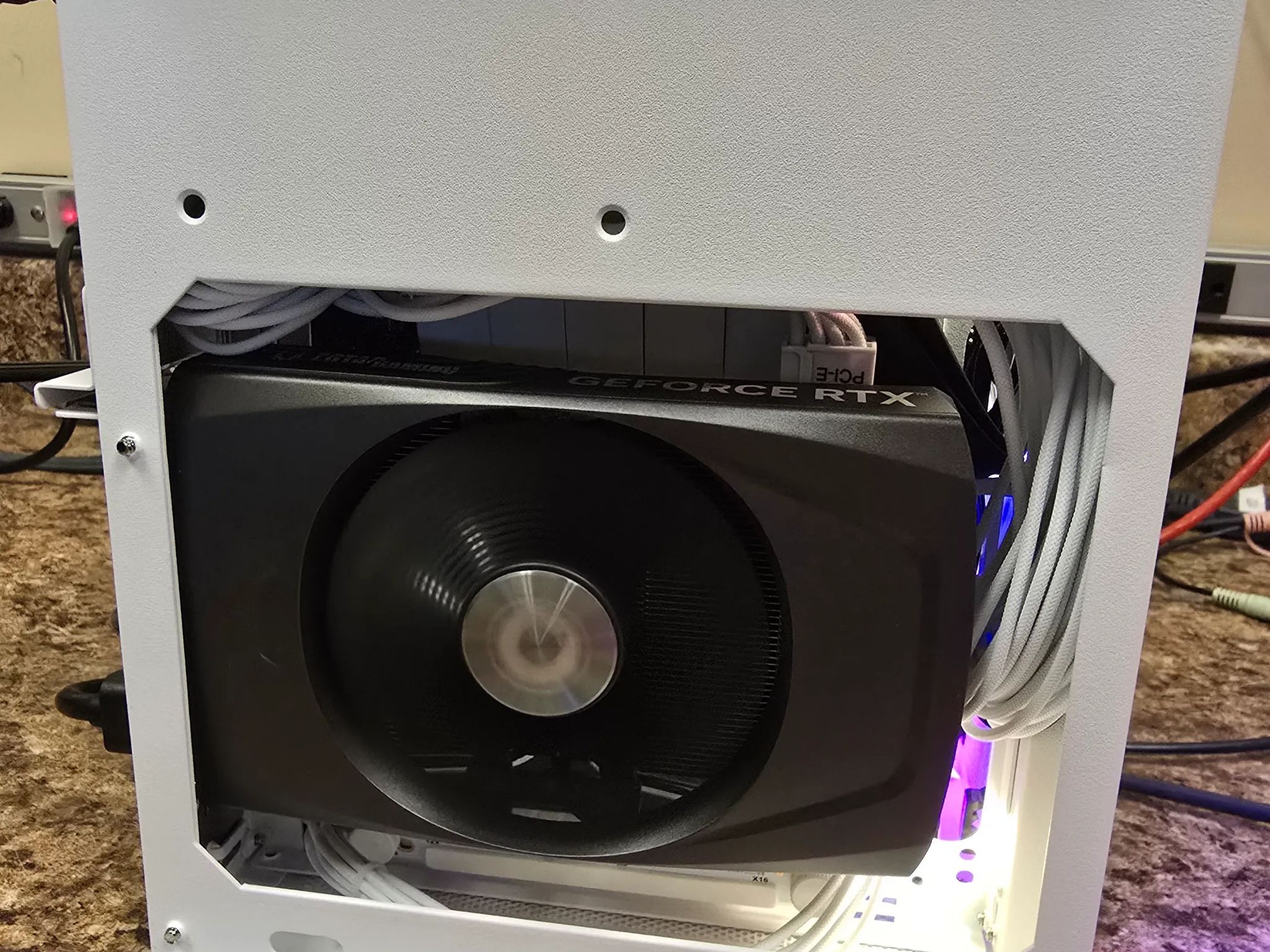 Tiny white box 7600x - 4060 Mini ITX