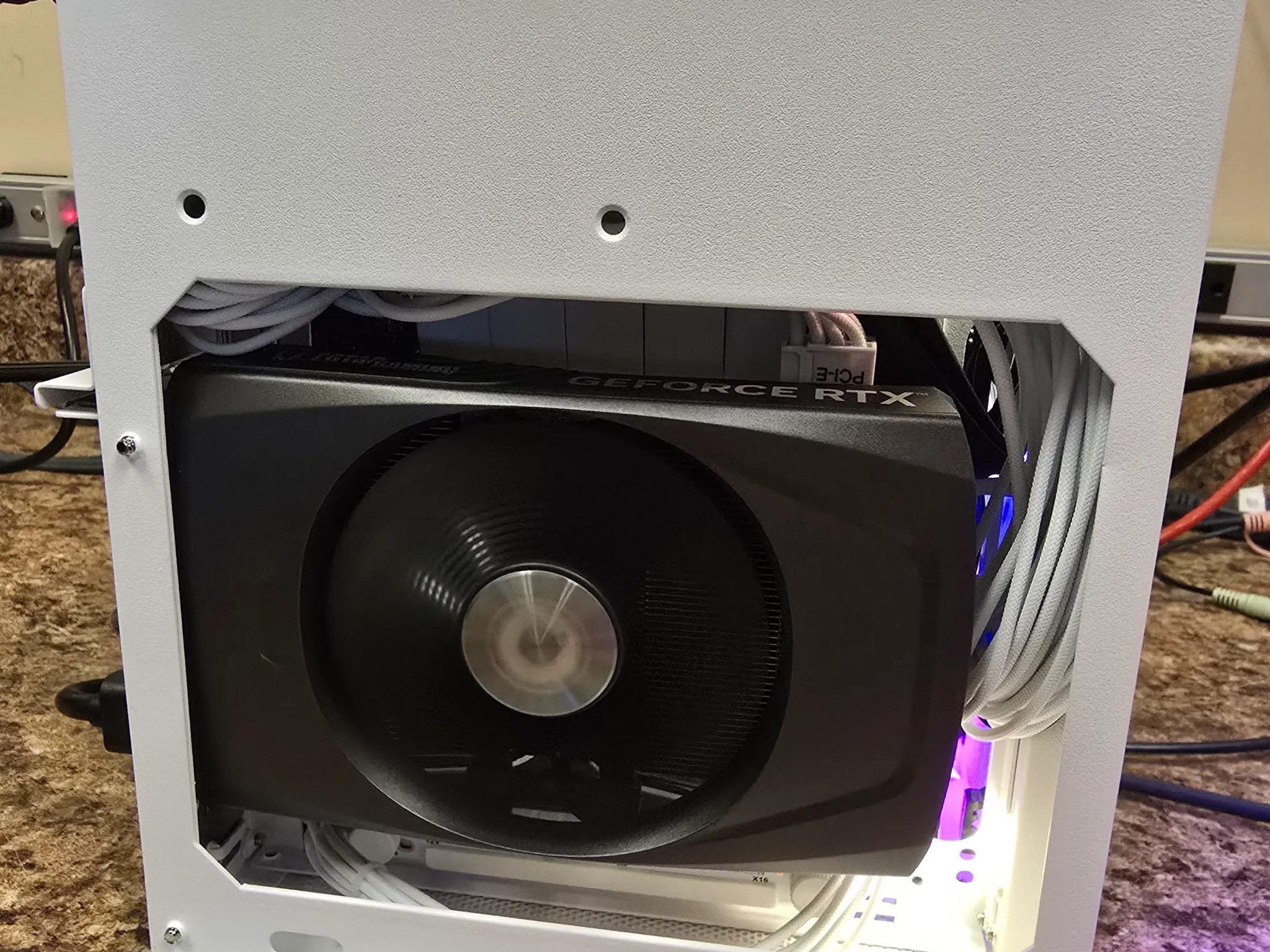 Tiny white box 7600x - 4060 Mini ITX