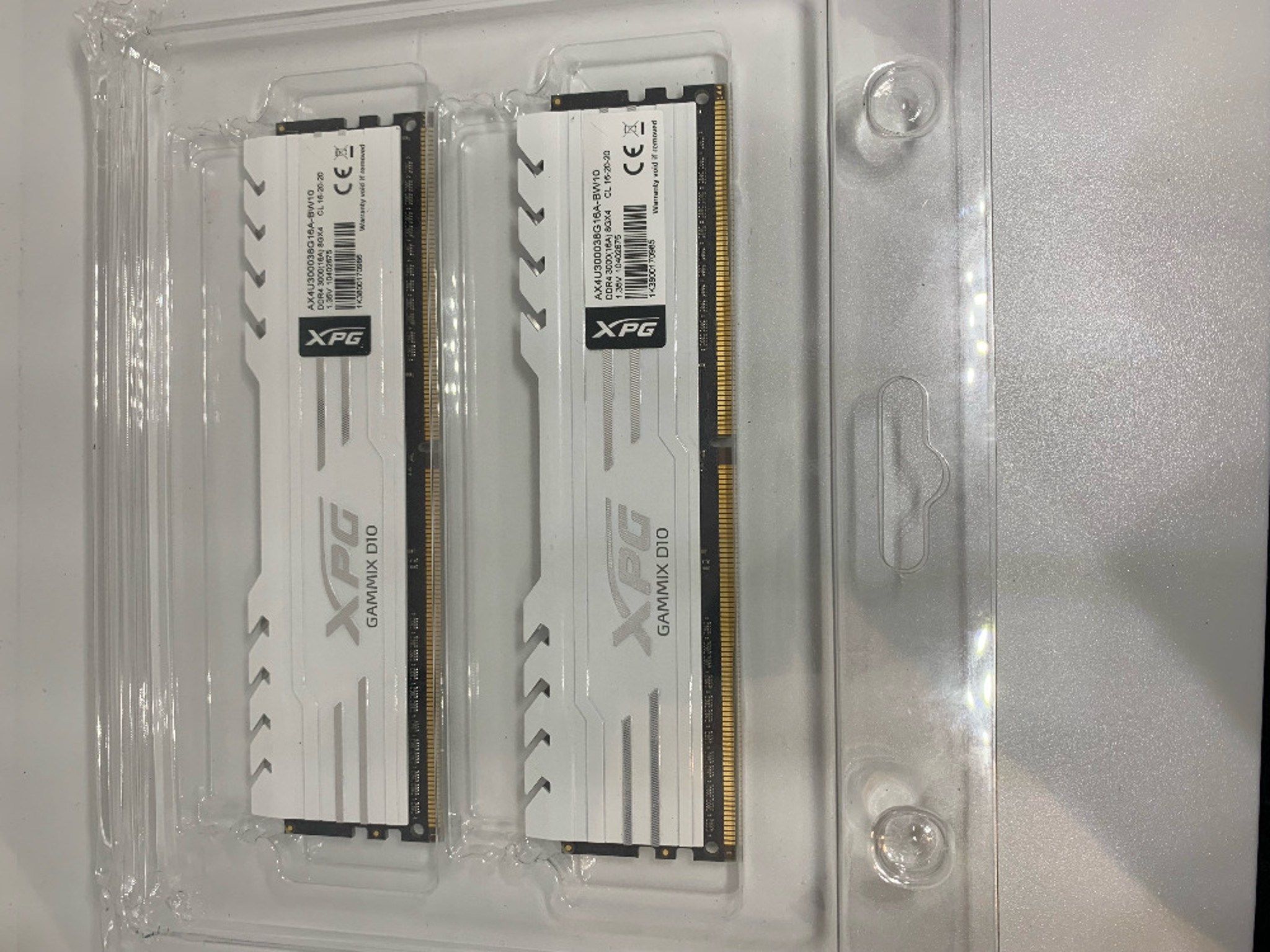 (Used) ADATA XPG GAMMIX D10 16 GB (2 x 8 GB) DDR4-3000 CL16 RAM White