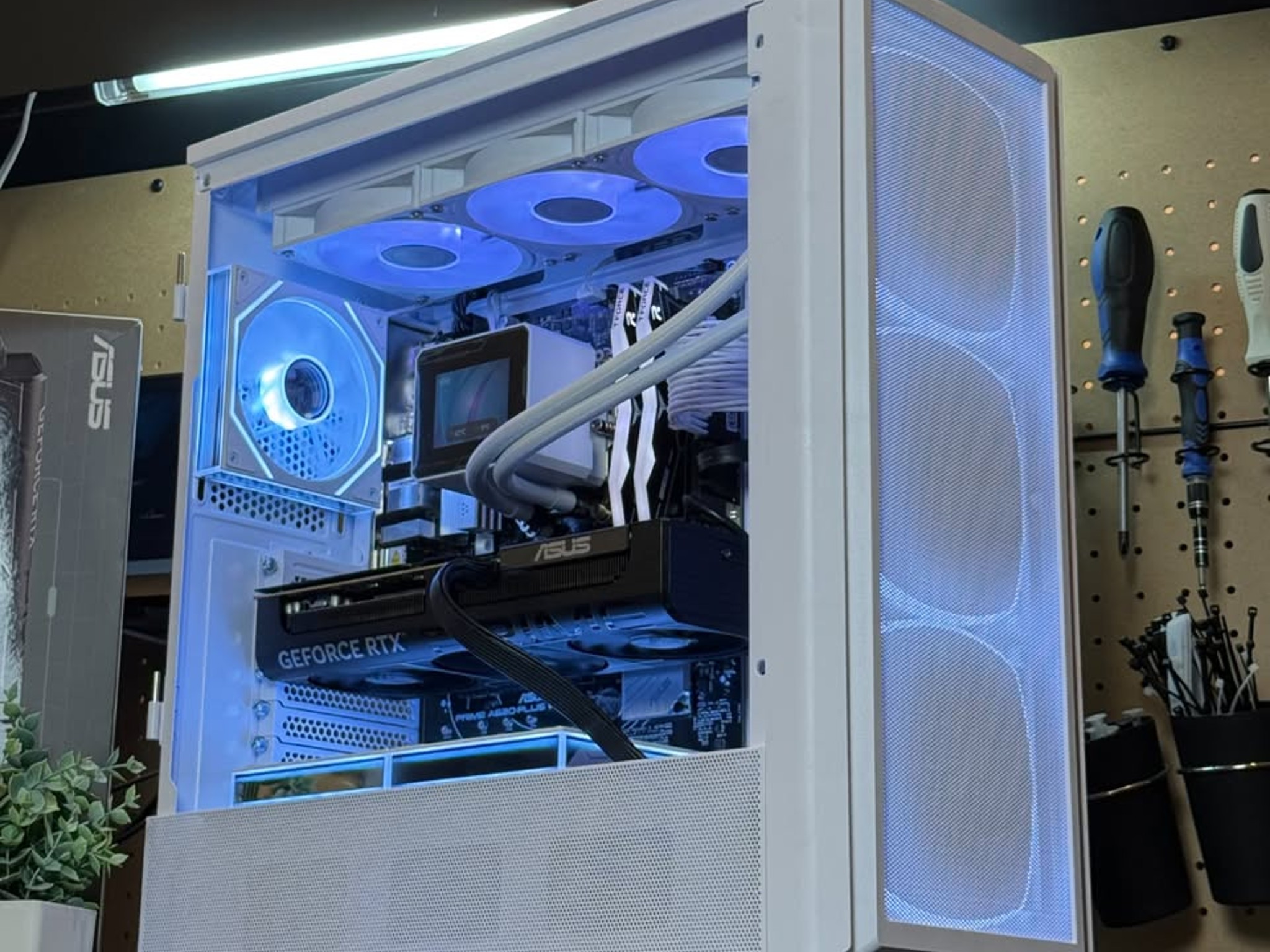 Pristine New Gaming / Streaming PC | RTX 5070 | Ryzen 7 7700 | 32GB DDR5 RAM | 1TB | Windows 11