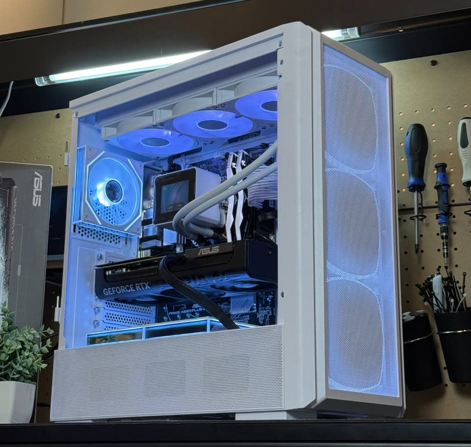 Pristine New Gaming / Streaming PC | RTX 5070 | Ryzen 7 7700 | 32GB DDR5 RAM | 1TB | Windows 11