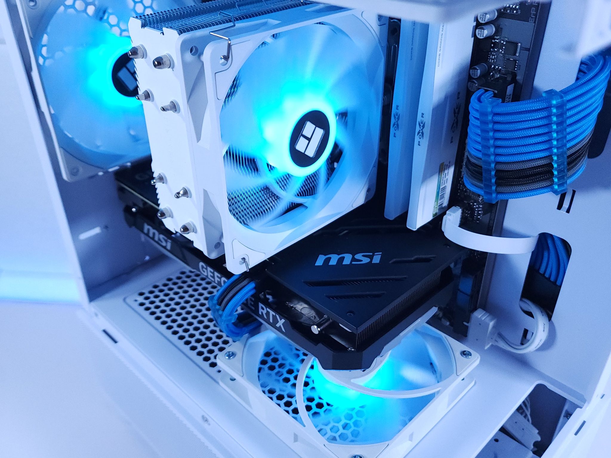 💙🤍RTX 4070 || Ryzen 5 7500F || 2TB NVMe SSD || 32GB 6000MHz DDR5 || 1440p Gaming Computer