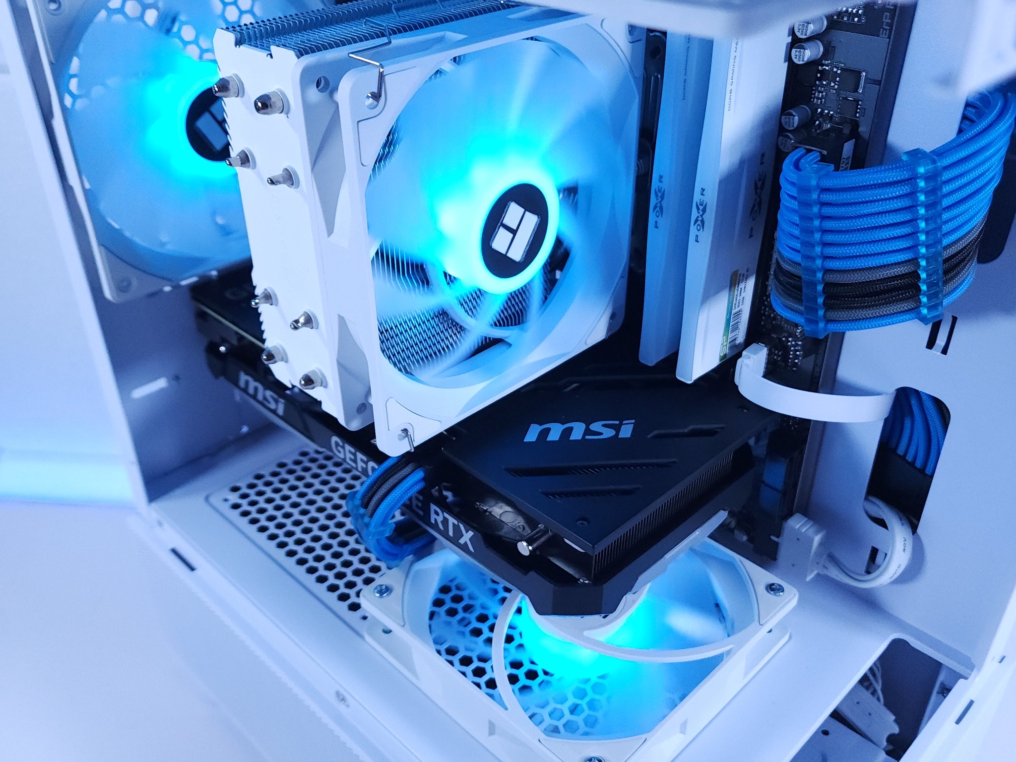 💙🤍RTX 4070 || Ryzen 5 7500F || 2TB NVMe SSD || 32GB 6000MHz DDR5 || 1440p Gaming Computer