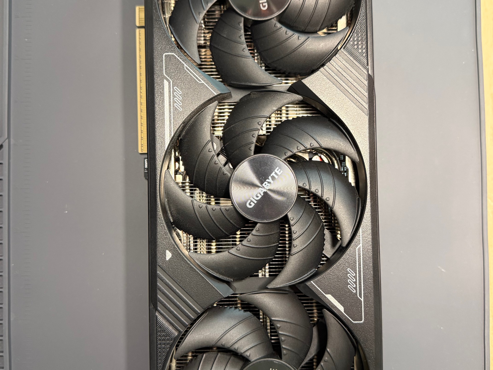 GIGABYTE - NVIDIA GeForce RTX 5070 Ti WINDFORCE SFF 16G GDDR7 PCI Express 5.0 Graphics Card