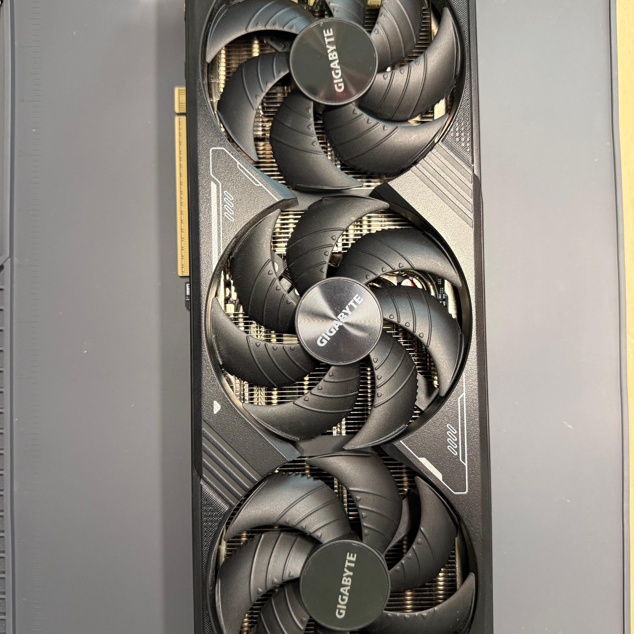GIGABYTE - NVIDIA GeForce RTX 5070 Ti WINDFORCE SFF 16G GDDR7 PCI Express 5.0 Graphics Card