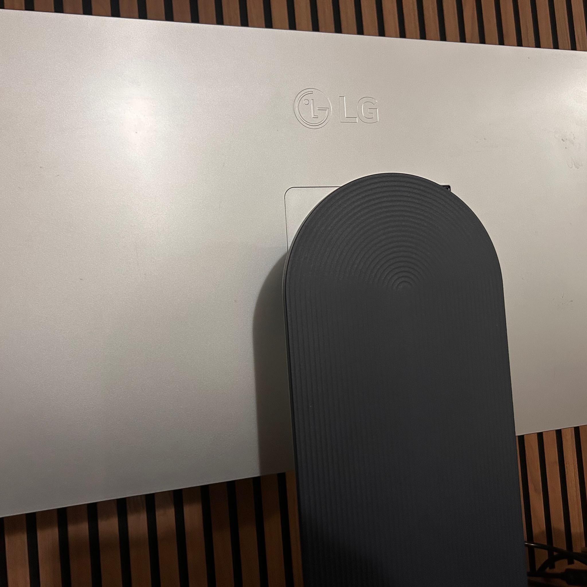 LG UltraFine evo 32" Worlds First TB5-6K(6144x3456) NANO-IPS-Black Thunderbolt-5 Monitor (32U990A-S)