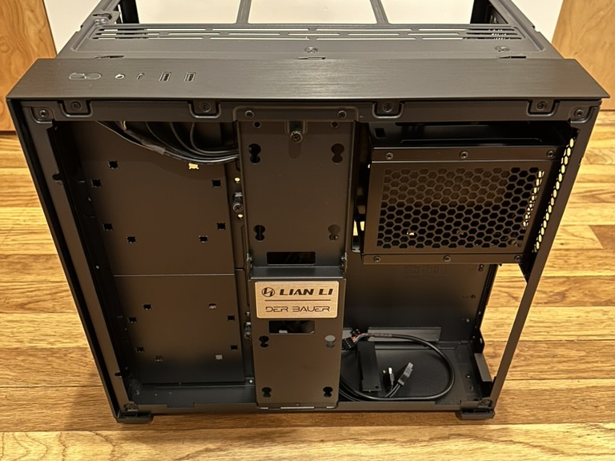Lian Li 011 Air Mini w/ PCIe 4.0 Vertical bracket kit