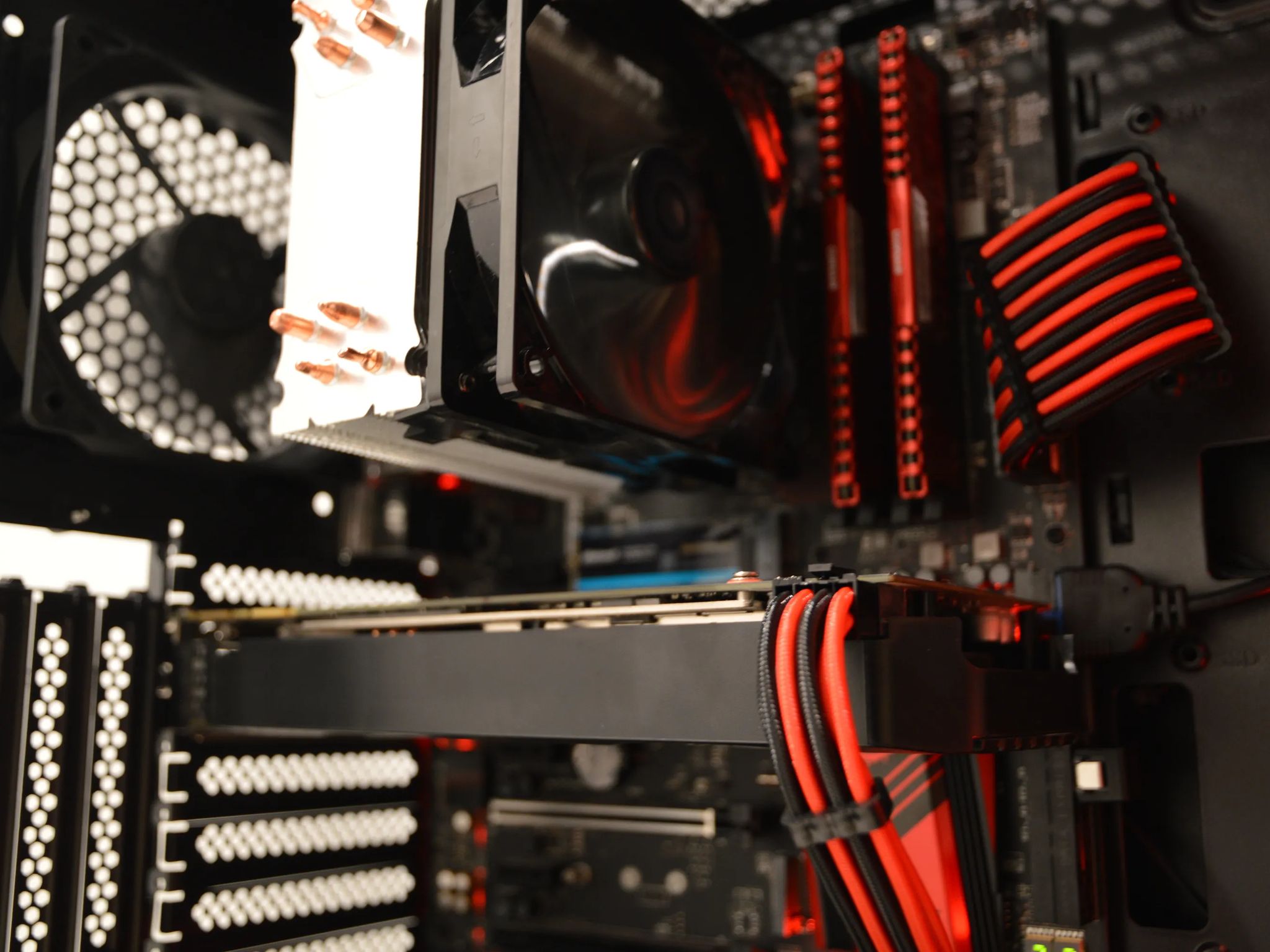 ⚫️🔴 Midnight Cherry 🔴⚫️ | Intel i5-6600K | NVIDIA GTX 1070 8GB | 16GB RAM | 256GB SSD + 1TB HDD |