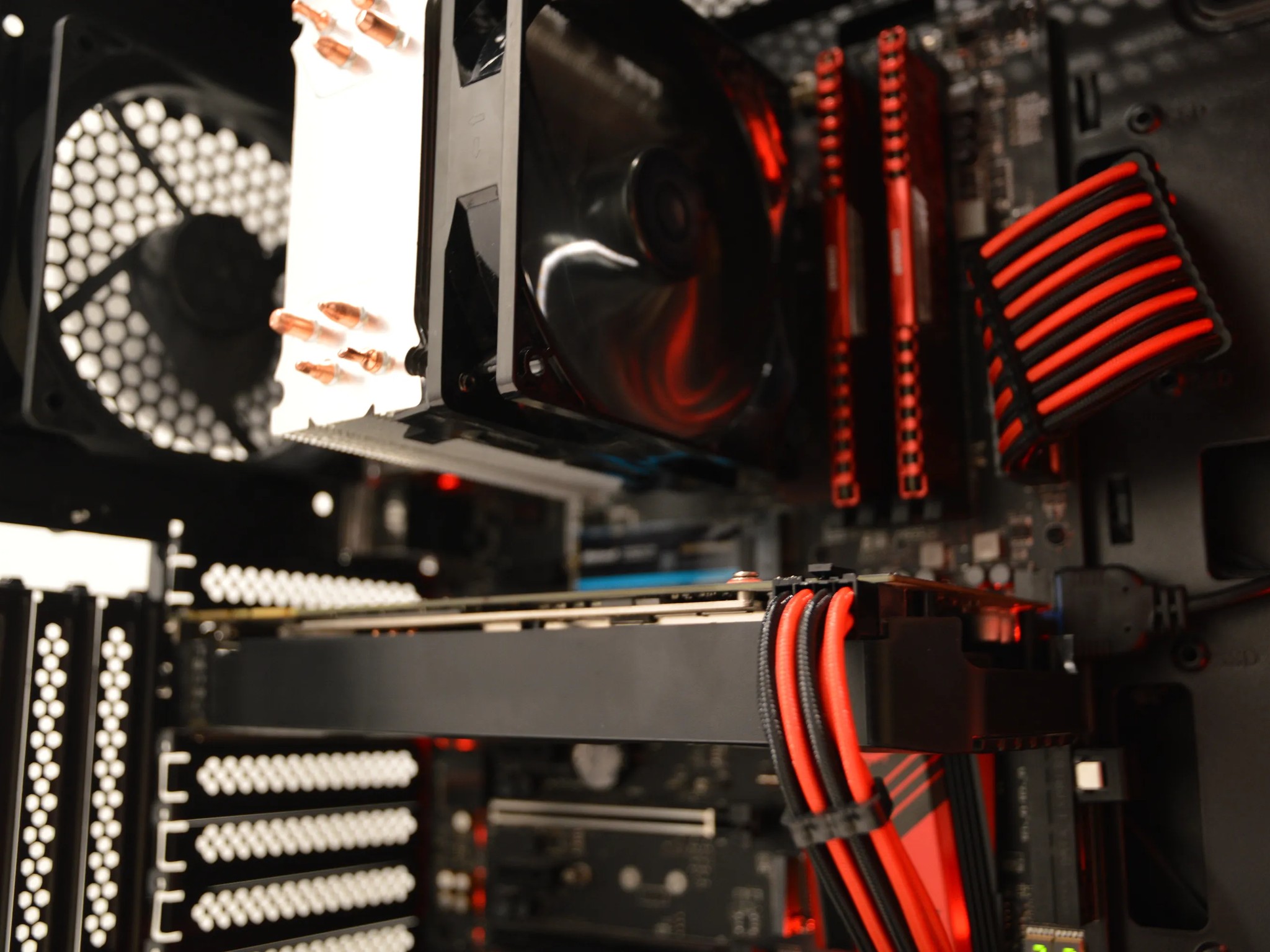 ⚫️🔴 Midnight Cherry 🔴⚫️ | Intel i5-6600K | NVIDIA GTX 1070 8GB | 16GB RAM | 256GB SSD + 1TB HDD |