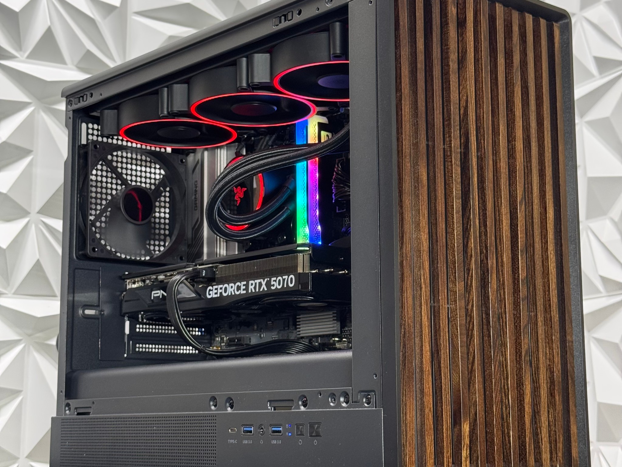 Rtx 5070 / Ryzen 9 7900X3D / 32GB 5200MHz DDR5 / 1Tb crucial Nvme / Windows 11 pro
