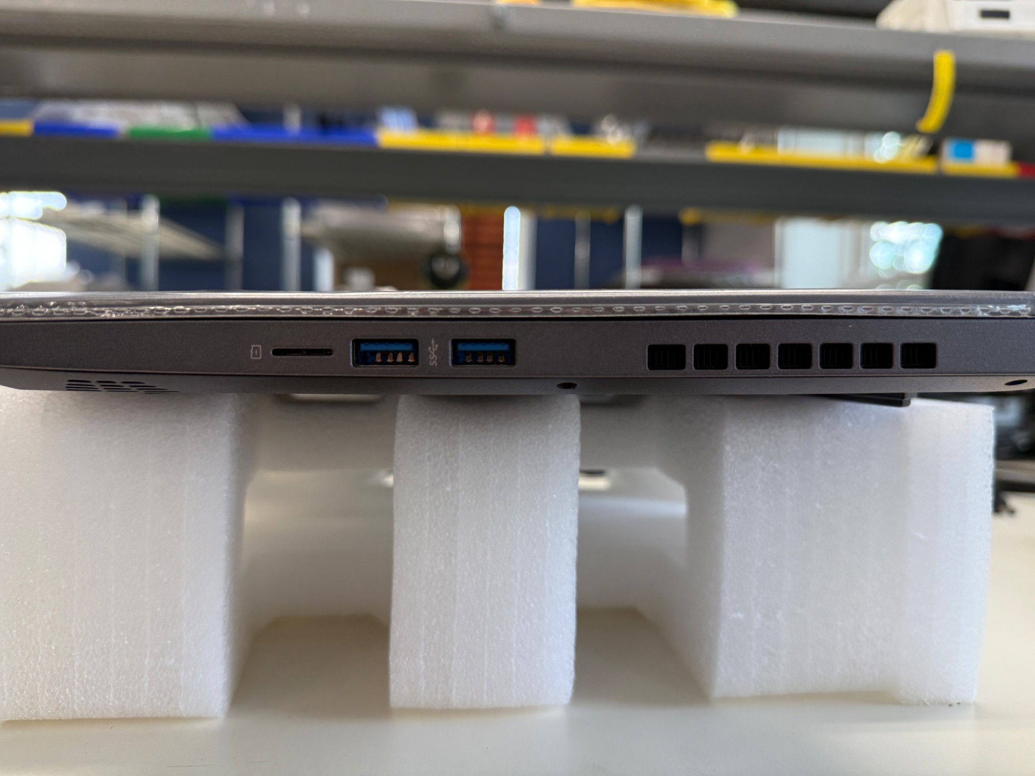 Eluktronics Max-15, i7-10875H, RTX 2060, 32GB Ram, 2x 512GB SSD