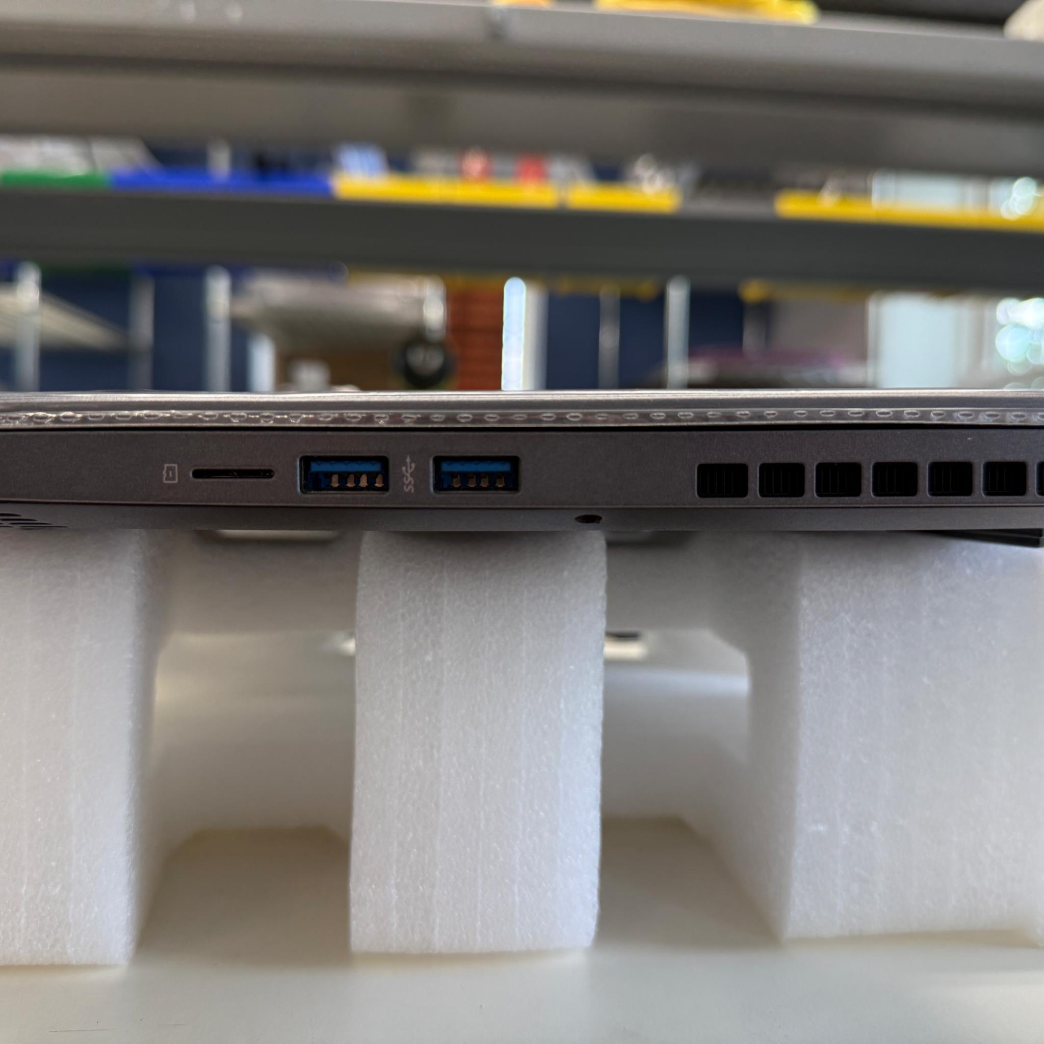 Eluktronics Max-15, i7-10875H, RTX 2060, 32GB Ram, 2x 512GB SSD