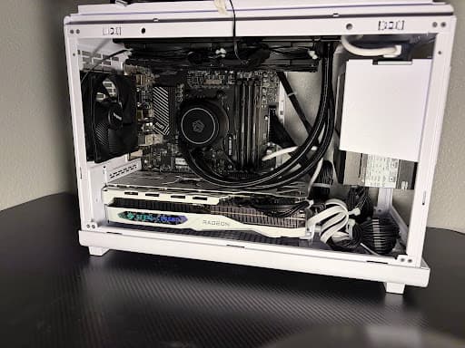 White/Wood Small Form Factor Gaming PC - RX 7700XT/Ryzen 5 7600X/32GB DDR5