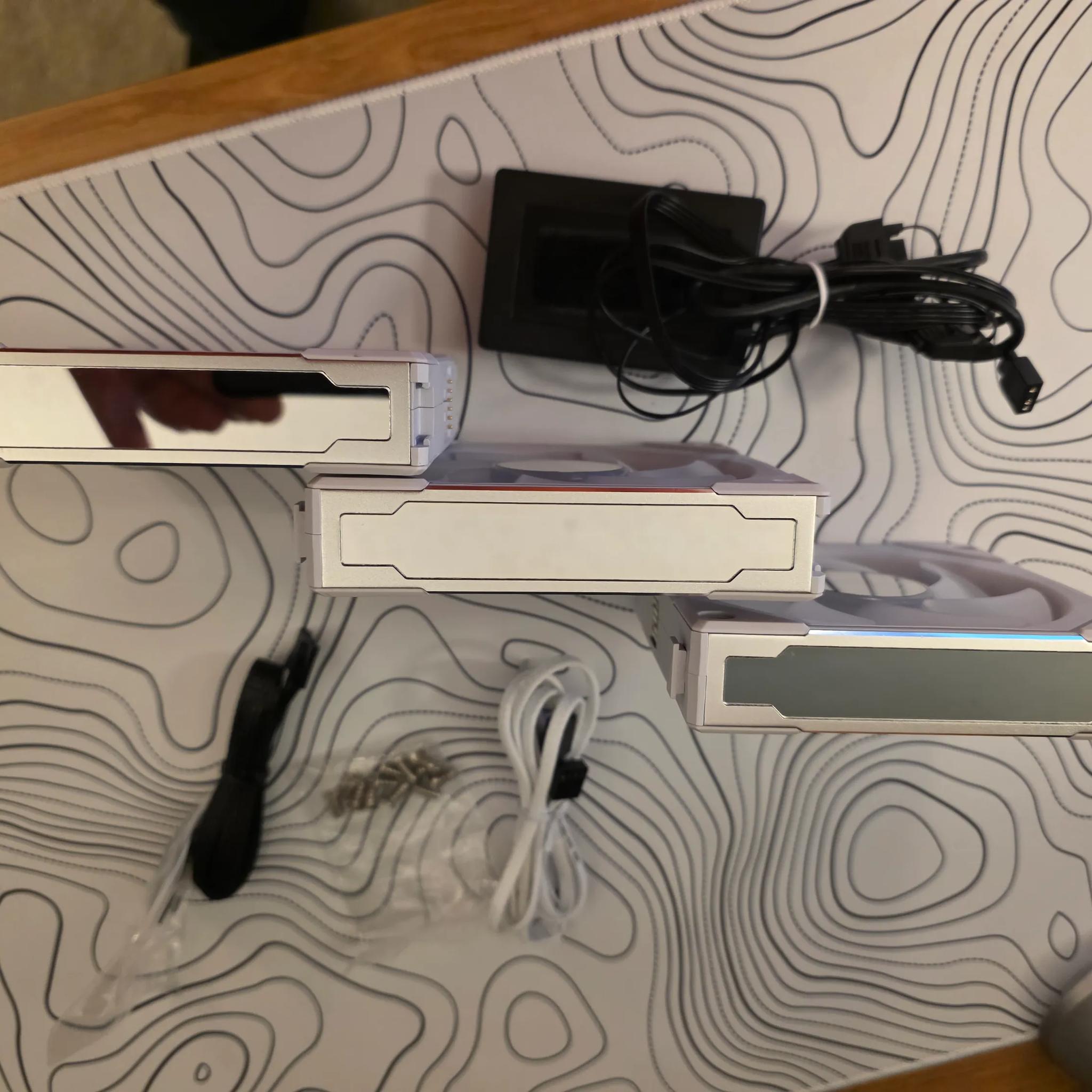 Lian Li UNI Fan SL Infinity Fluid Dynamic Bearing 120mm Case Fan - 3 Pack W/ Controller  (WHITE)