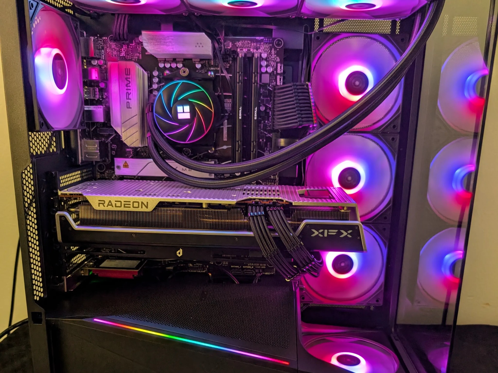 RX 7800 XT - Ryzen 7 9700x - 32 GB DDR5 6000 - 1 TB NVME Liquid Cooled