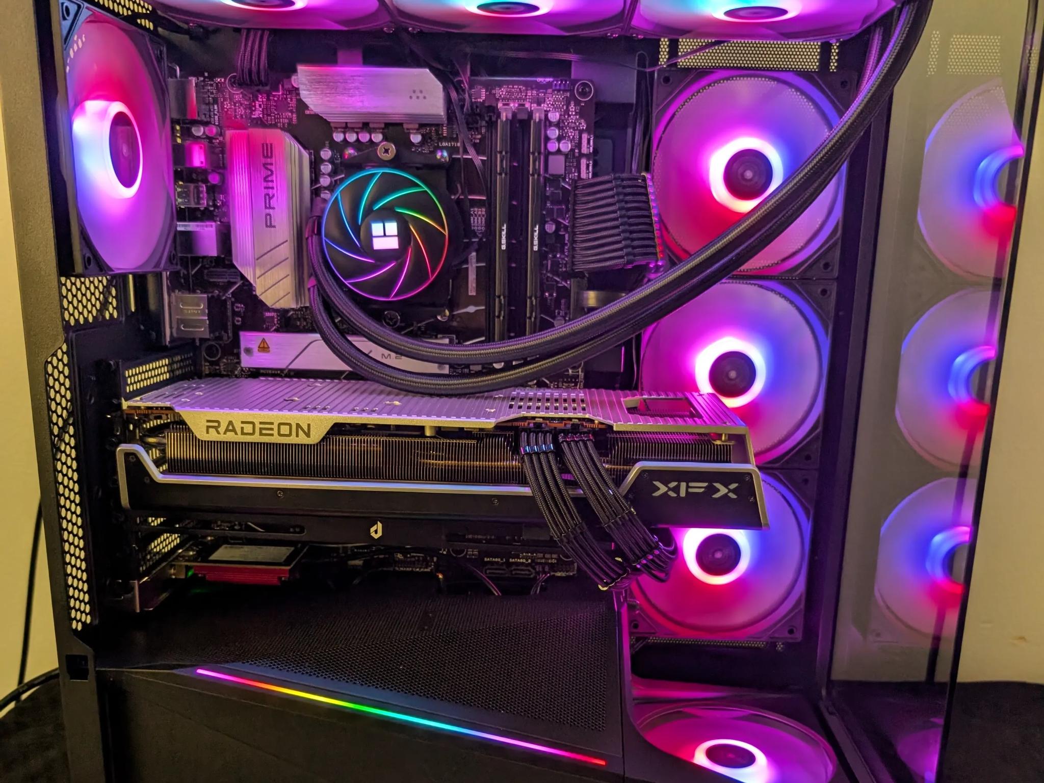 RX 7800 XT - Ryzen 7 9700x - 32 GB DDR5 6000 - 1 TB NVME Liquid Cooled