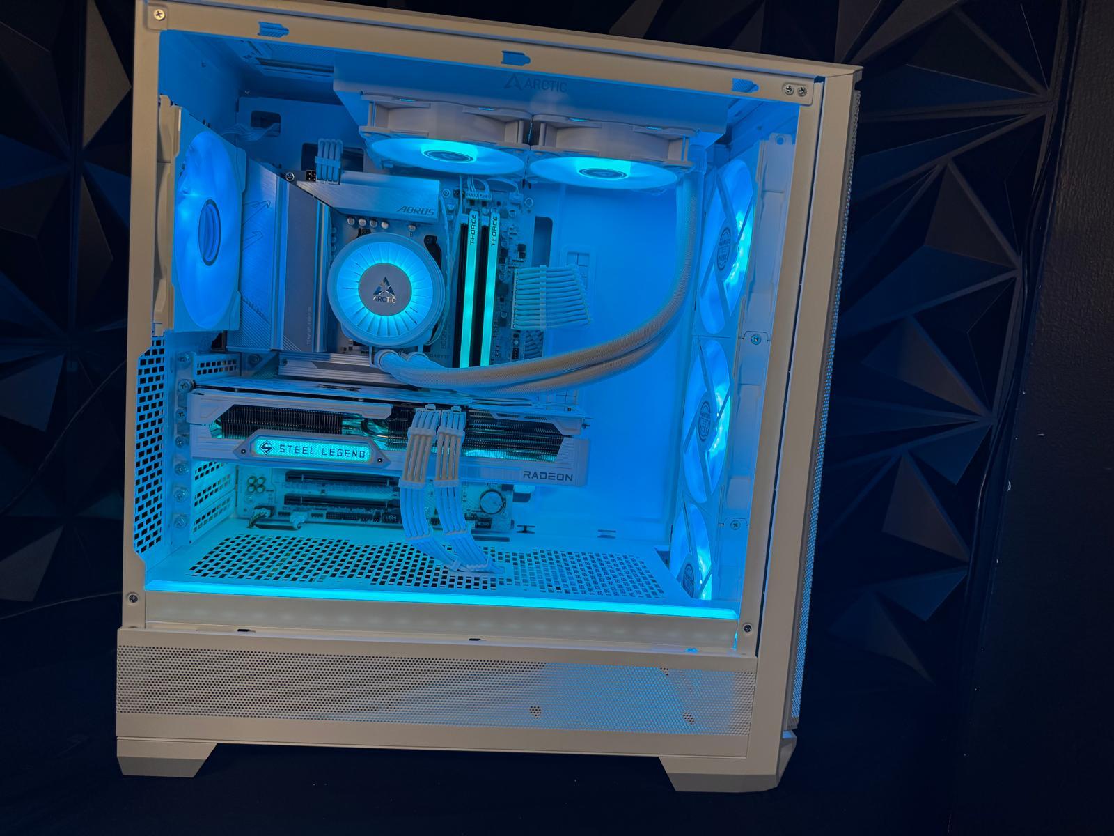 ⚪🕷️ The White Widow 🕷️⚪ Ryzen 9 7900X 🕷️ RX 9070XT 16GB 🕷️32 GB DDR5 6400Mhz🕷️ 4 TB NVMe🕷️ 850W PSU