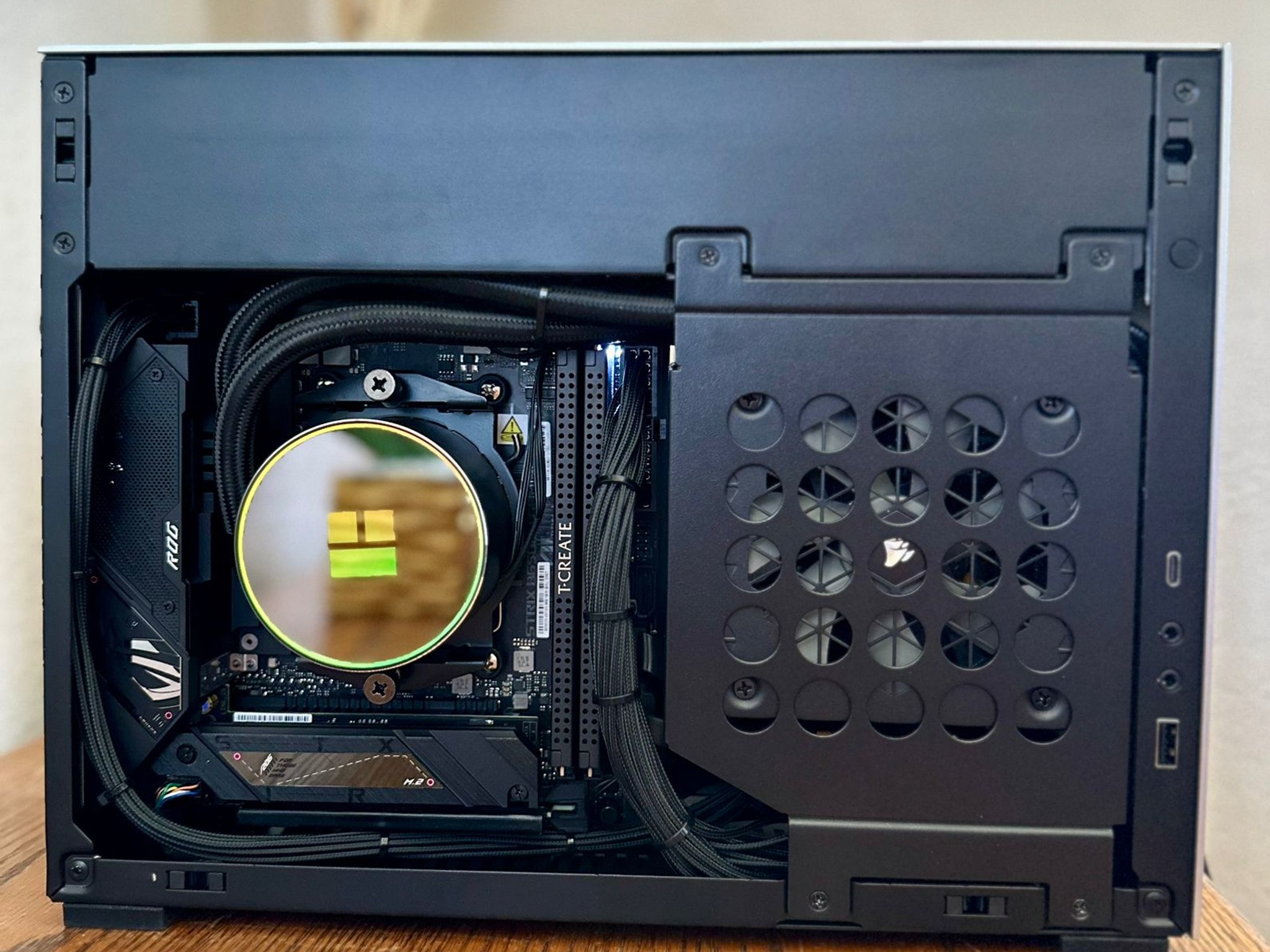 SFF PC RTX 5070 TI + R7X3D
