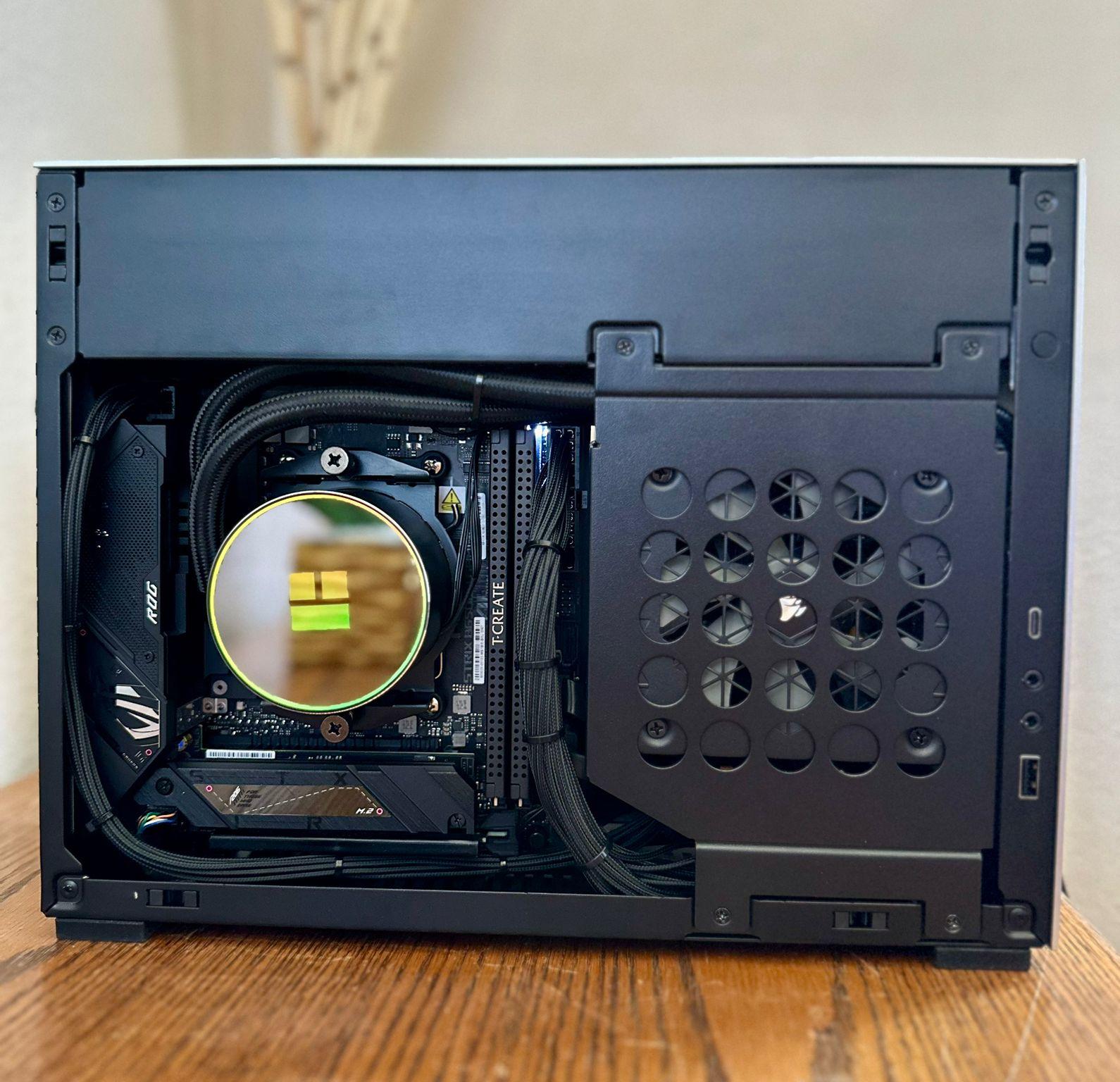 SFF PC RTX 5070 TI + R7X3D